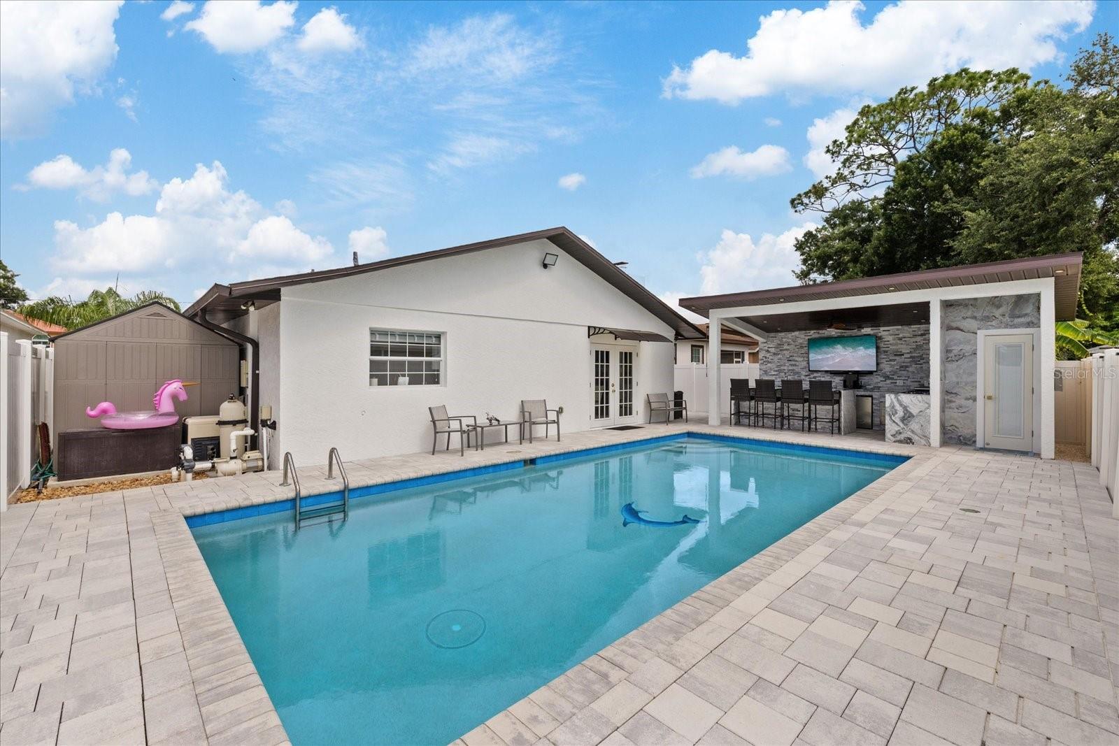 PINECREST VILLA - Residential