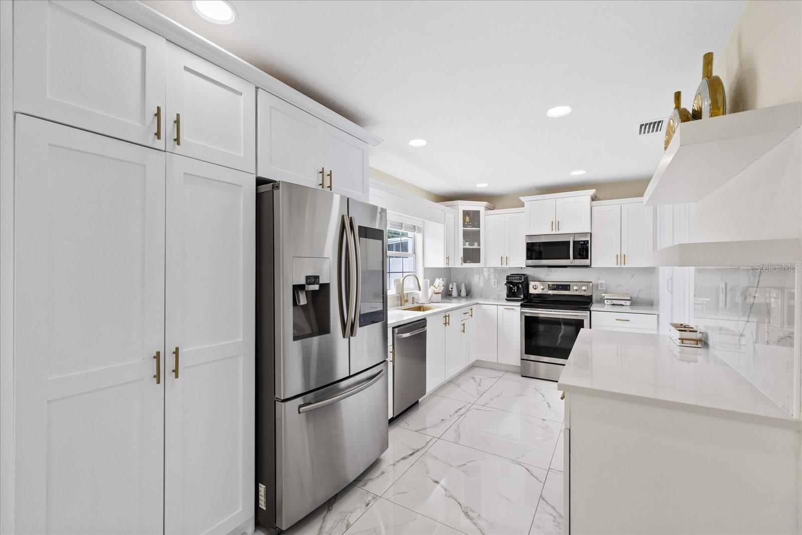 PINECREST VILLA - Residential