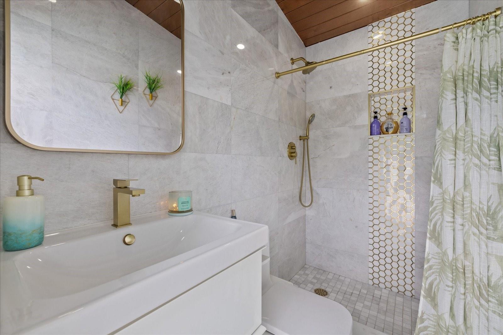 PINECREST VILLA - Residential