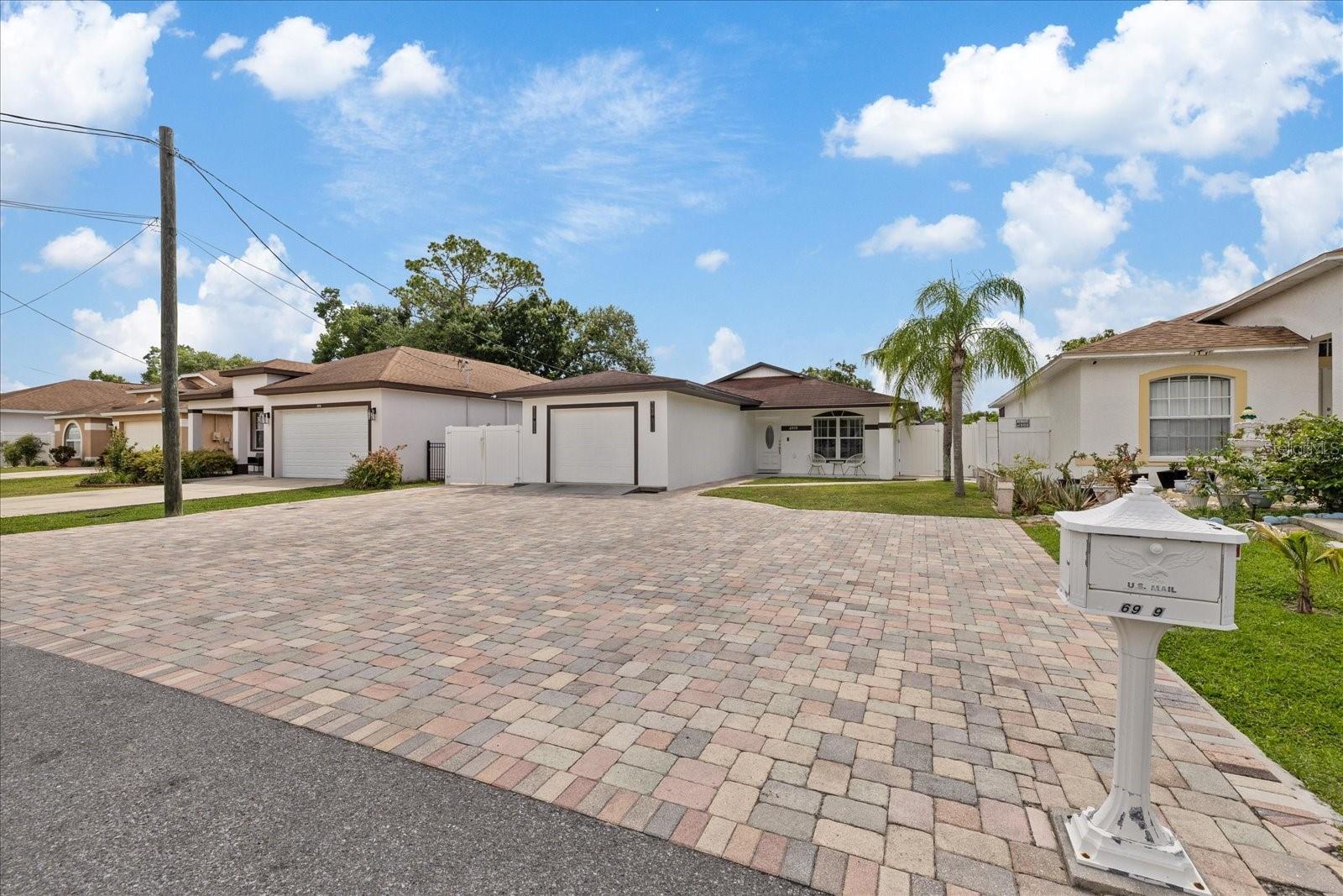 PINECREST VILLA - Residential