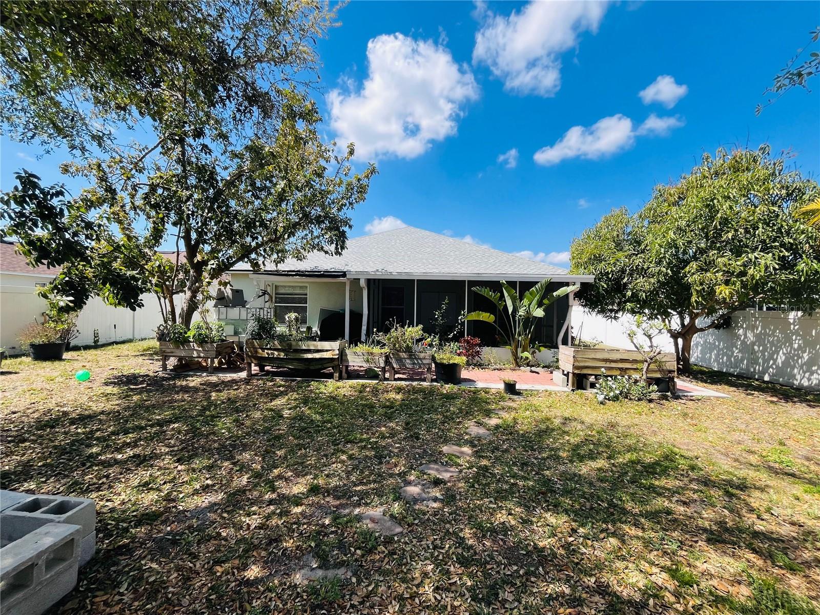 ROYAL HILLS - Residential