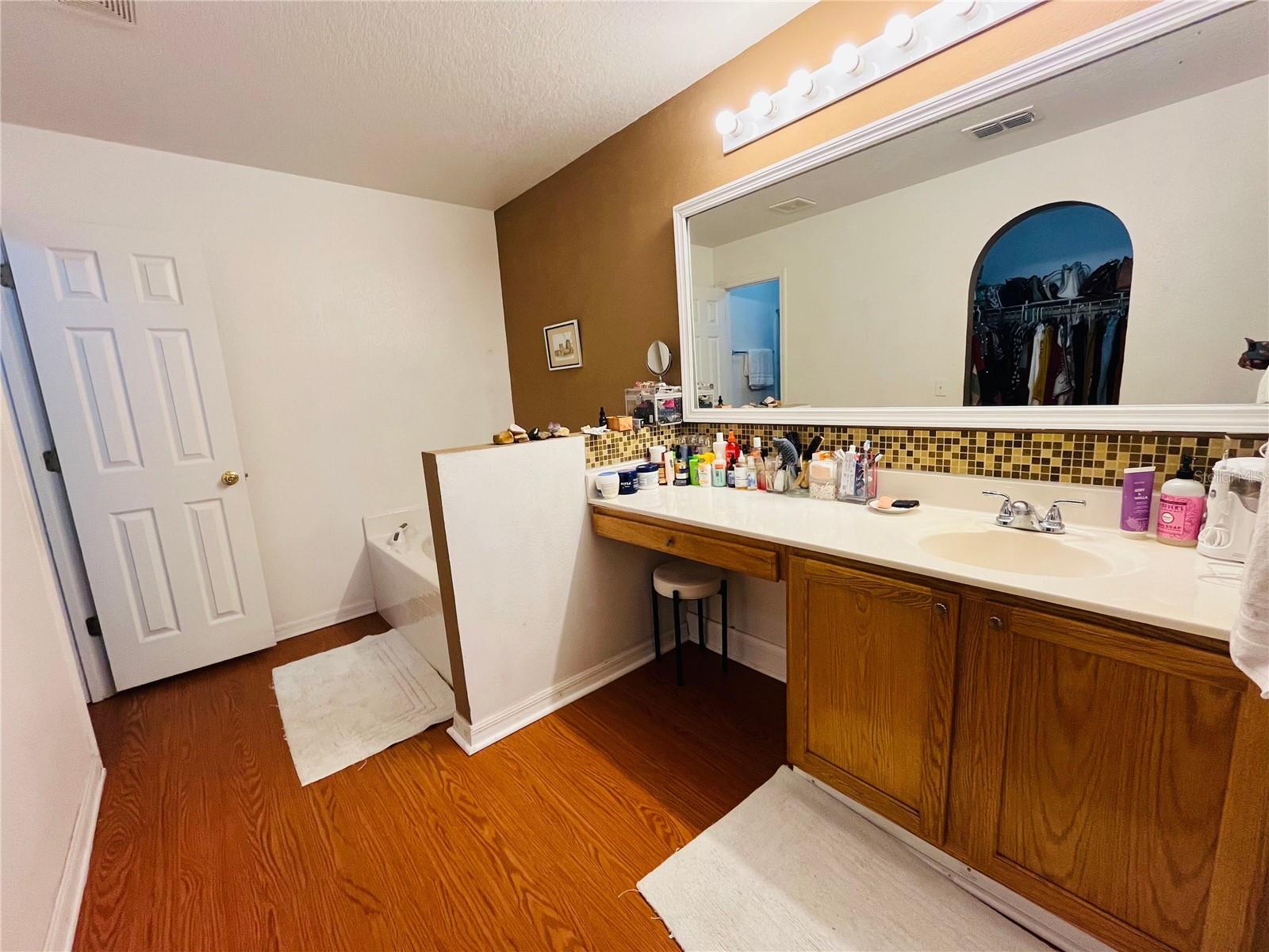 ROYAL HILLS - Residential