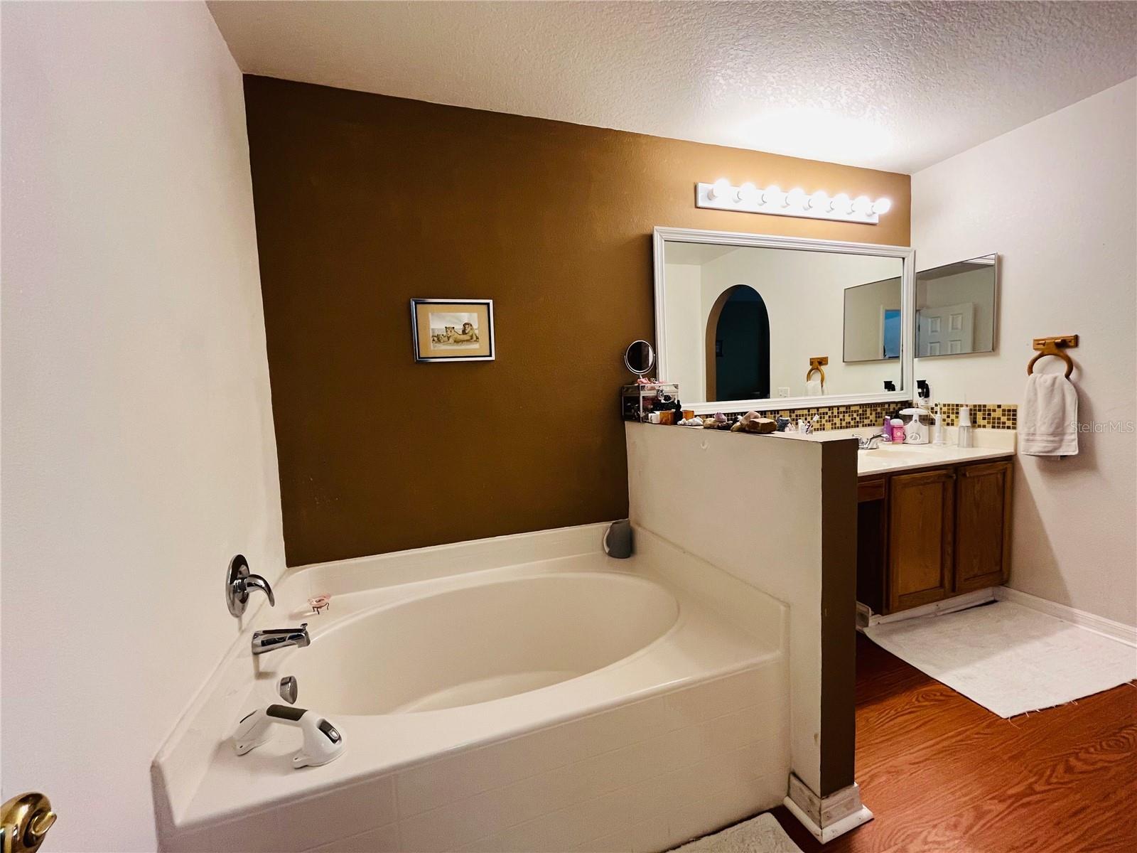 ROYAL HILLS - Residential