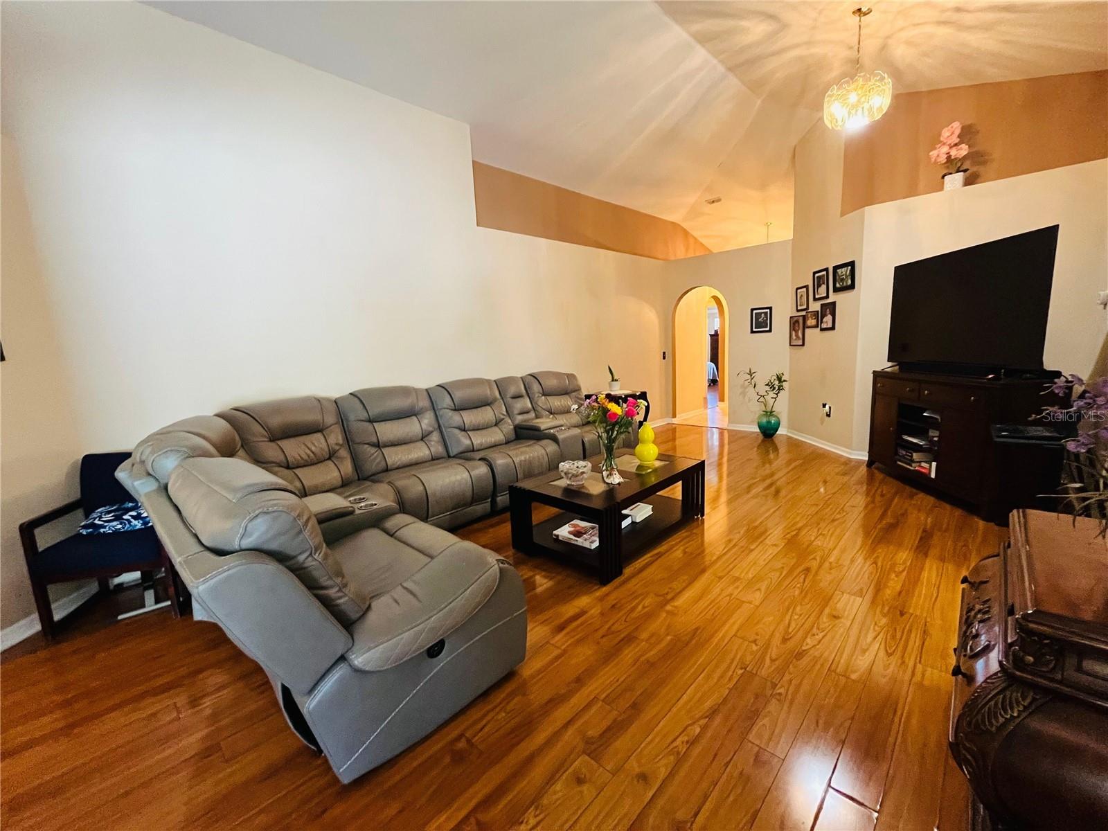 ROYAL HILLS - Residential
