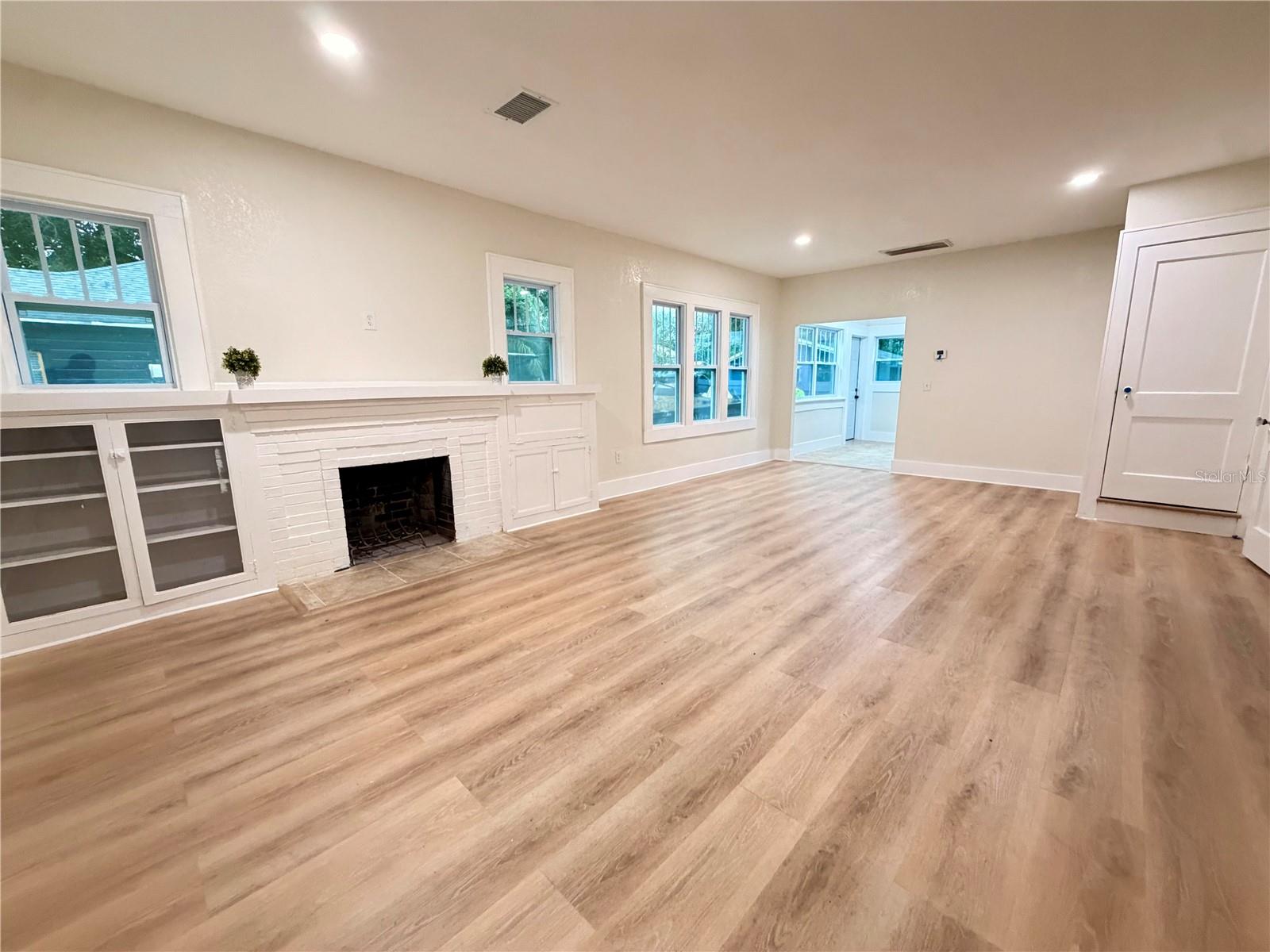 LAKEWOOD MANOR - Residential