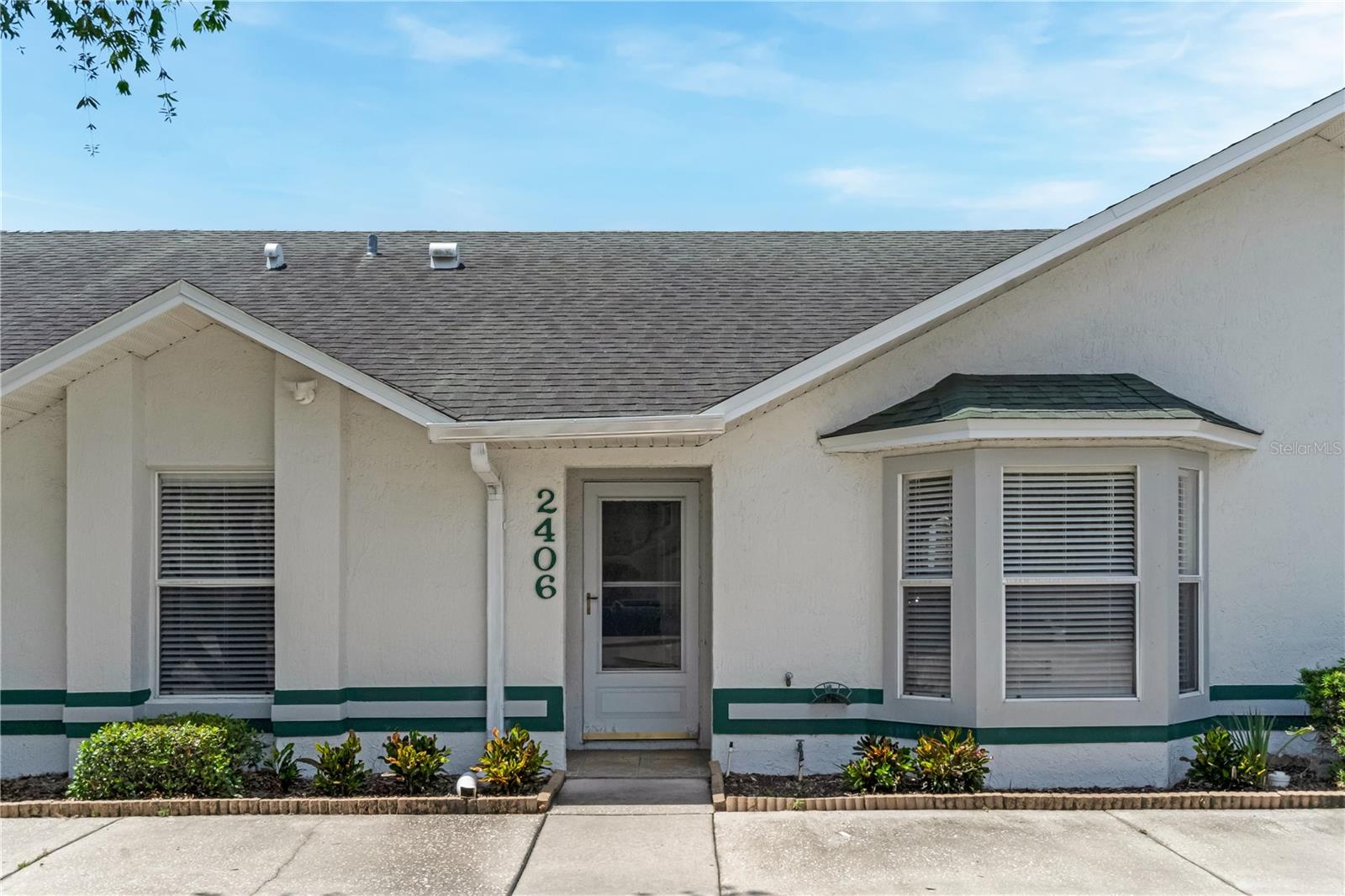 This 3-bedroom, 2-bath townhome features a bright, open-concept floor plan designed for comfortable living and effortless entertaining. The spacious kitchen flows seamlessly into the living and dining areas, while vaulted ceilings create an airy, inviting feel. All kitchen appliances, ceiling fans, and light fixtures convey with the home. Located walking distance to the community pool. 

Enjoy the beautifully updated bathrooms, a generously sized primary suite, and spacious guest bedrooms. Relax year-round on the screened-in porch overlooking a peaceful setting. Located in a quiet, gated community with a sparkling pool and low HOA, this move-in-ready home offers modern finishes, comfort, and convenience.