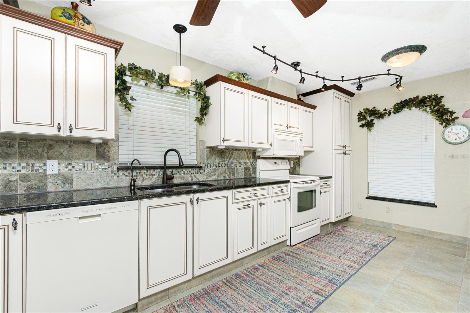 KINGSWAY GOLF VILLAS FIRST ADD - Residential