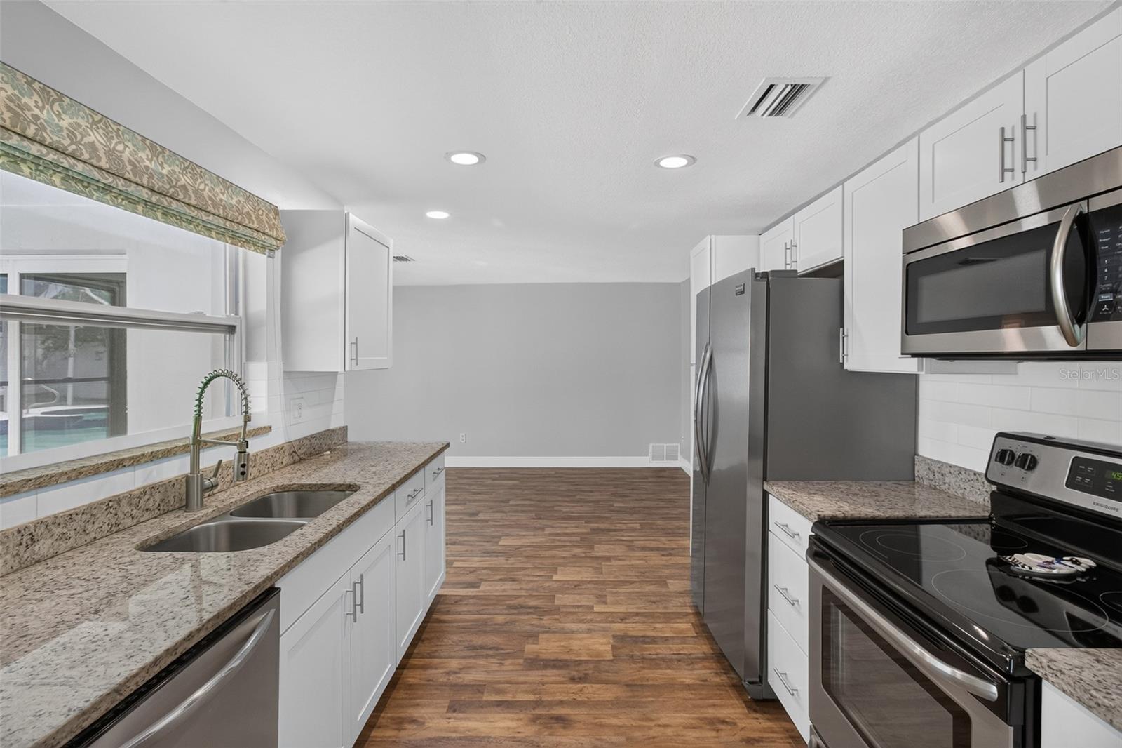 COLLEGE HILL ESTATES - Residential