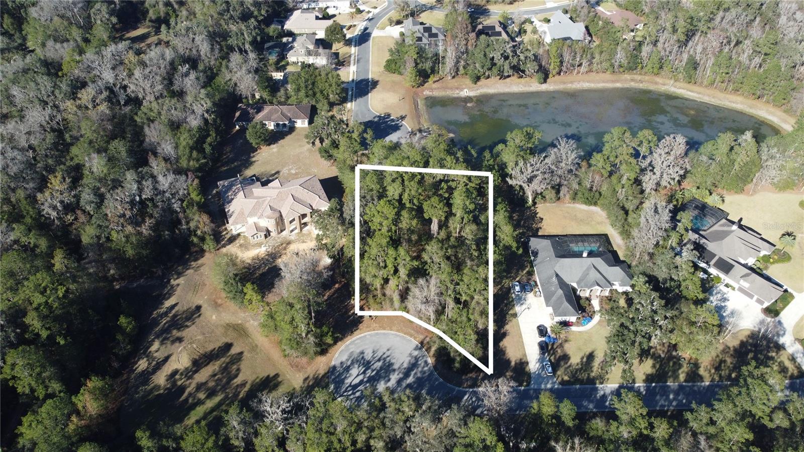 Close to everything, but private and peaceful... this 1.0 acre lot in the gated Heron Trace enclave of Bellechase is a true oasis. 
Bellechase is a guarded community in southeast Ocala close to shopping, minutes to hospitals and the historic downtown area and offers convenient access to I-75 via State Road 200 or County Road 475. Heron Trace is an exclusive neighborhood with only 10 lots in Bellechase and has its own private gate. Choose from an array of builders to design and craft your custom home.  Call or text for more details.