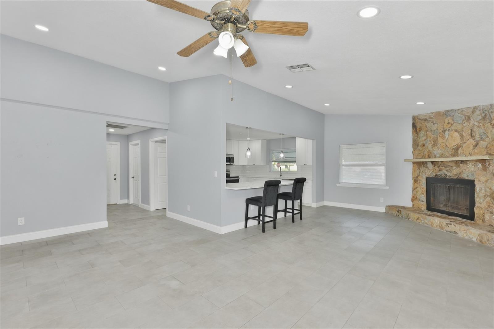 SOMERSET LAKES UNIT ONE - Residential Lease