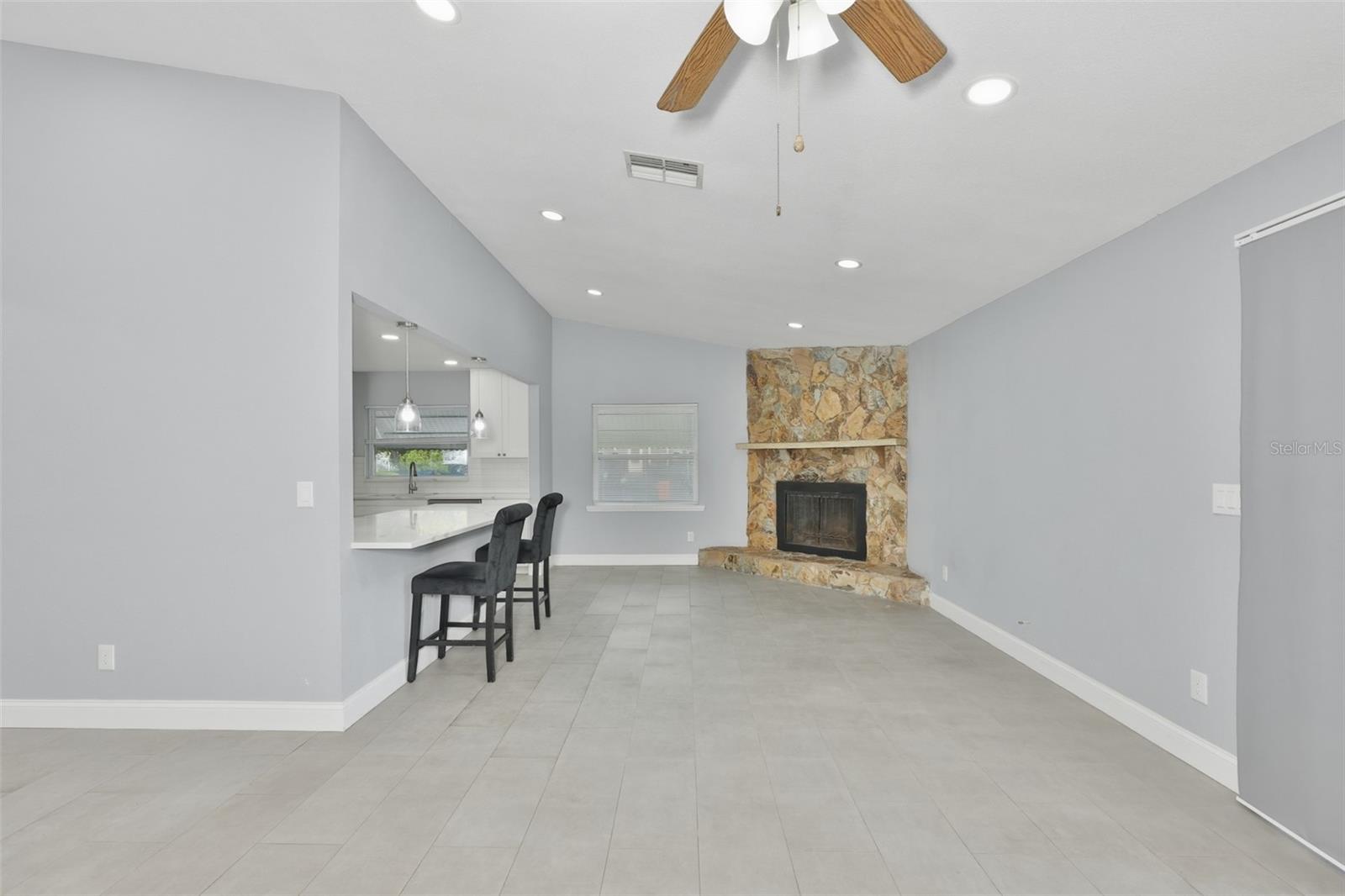SOMERSET LAKES UNIT ONE - Residential Lease