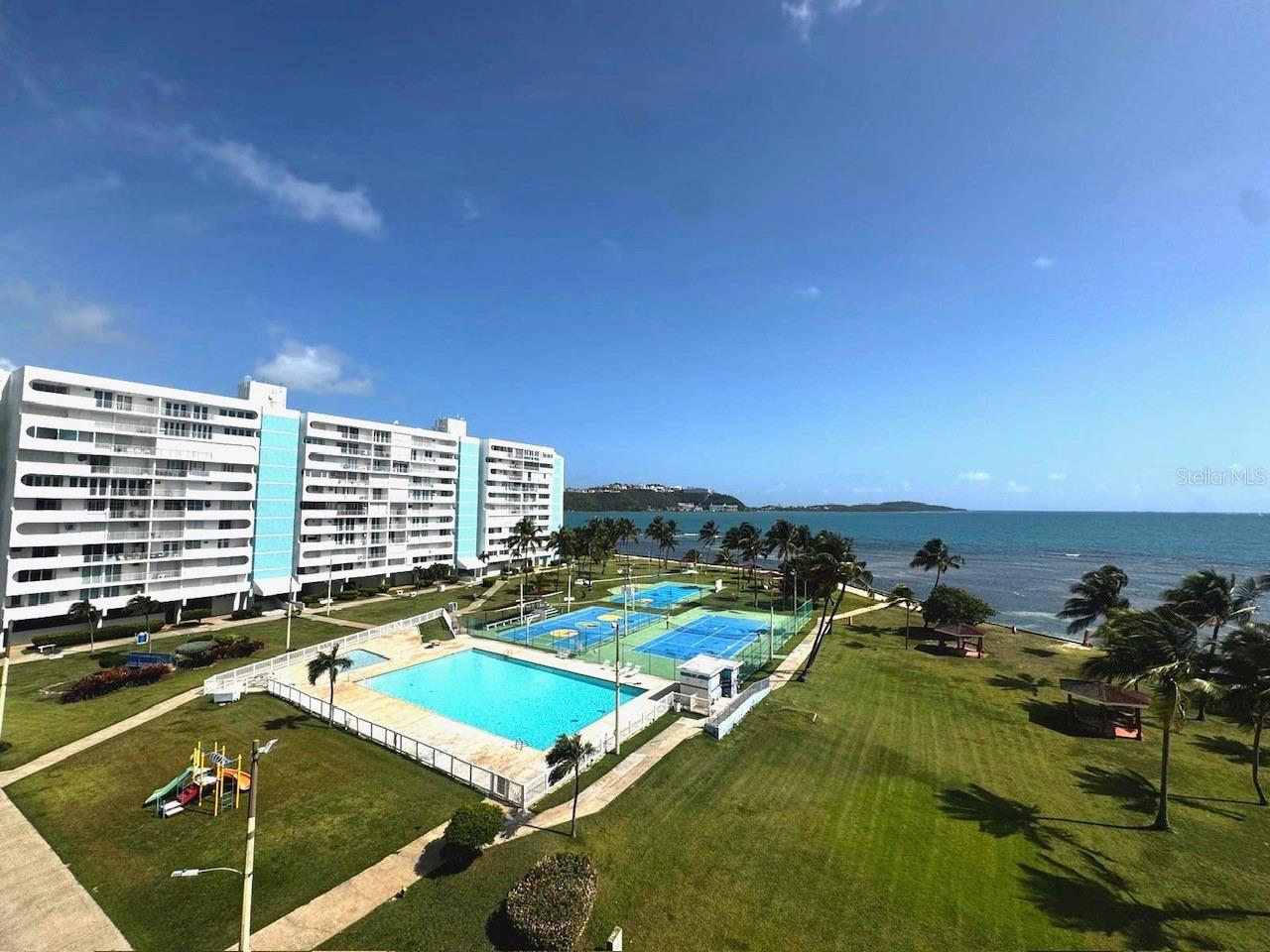 Cond. Isleta Marina, Fajardo. Beautiful apartment in excellent condition, located on the sixth floor of Tower 1, featuring a stunning ocean view and views of Palominos Island and Icacos Island, as well as the renowned El Conquistador Resort and the complex’s beautiful amenities. The property features: 1 bedroom, 1 bathroom, living room, dining room, kitchen, balcony. Approximately 623 square feet of construction (57.88 m²). Sold furnished and fully equipped, ready to move in or generate rental income. HOA: $210.49 monthly (includes water). The complex offers excellent family-friendly amenities, including: swimming pools, tennis courts, volleyball court, playground, gazebos, and marina. Short-term rentals are allowed, making this an excellent investment opportunity.