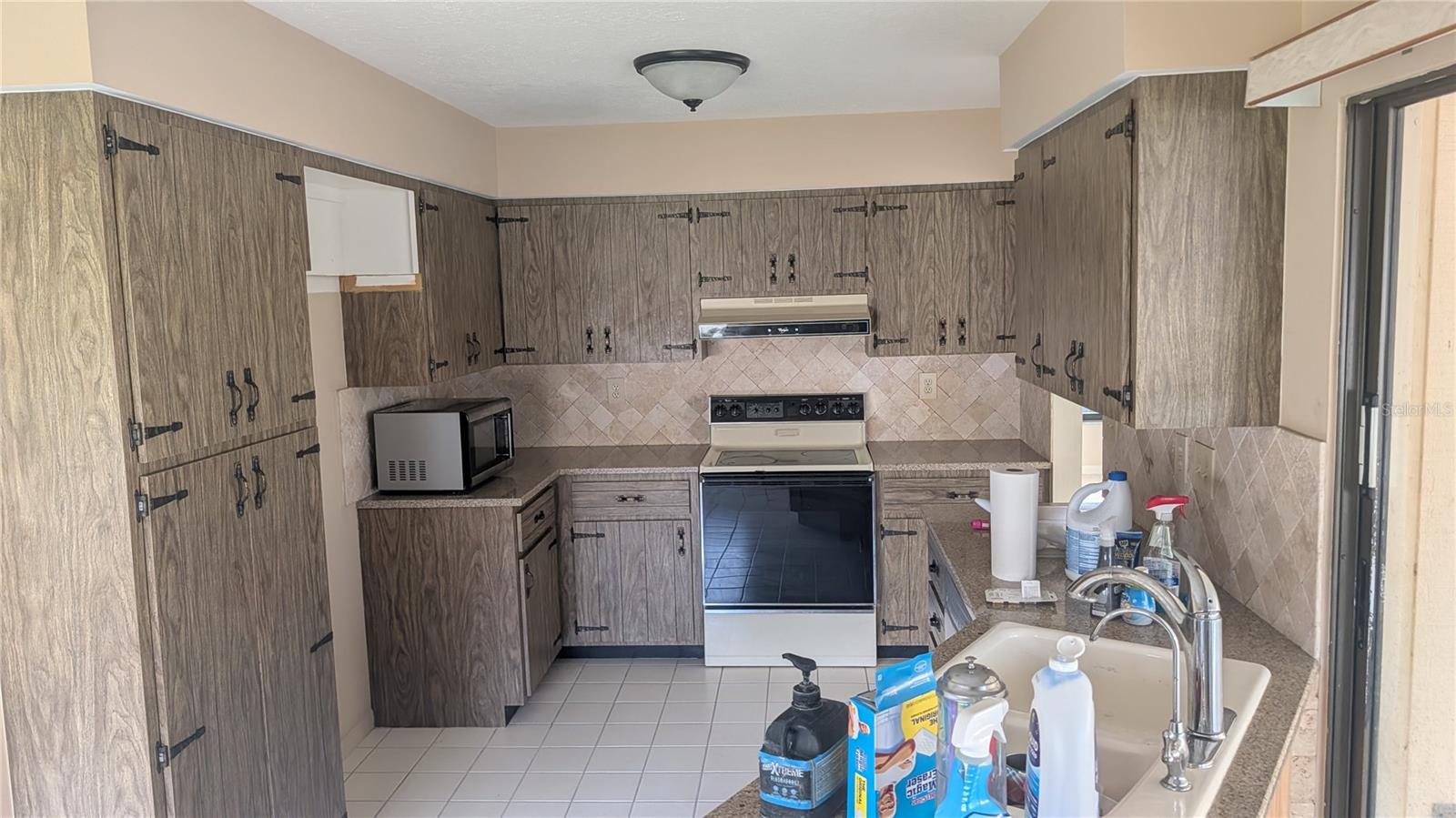 GLEN OAKS COUNTRY CLUB ESTATES - Residential