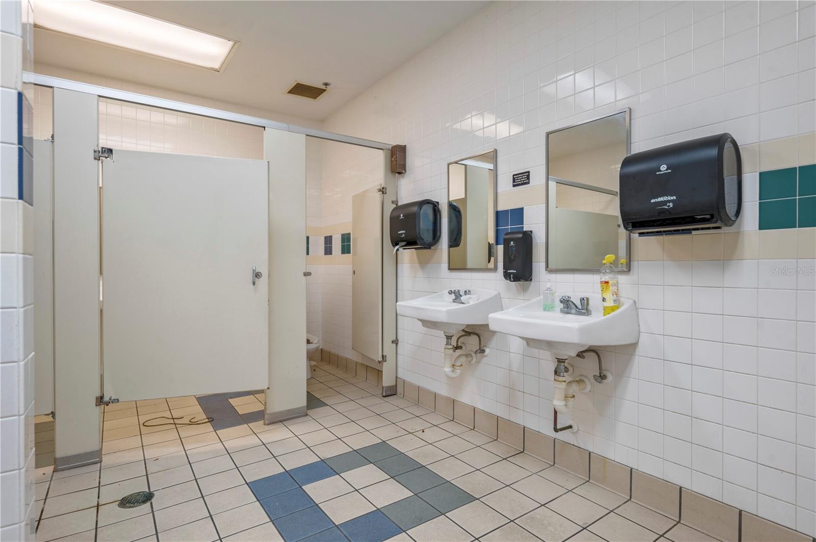 SEMINOLE LAKES PLAZA - Commercial Sale