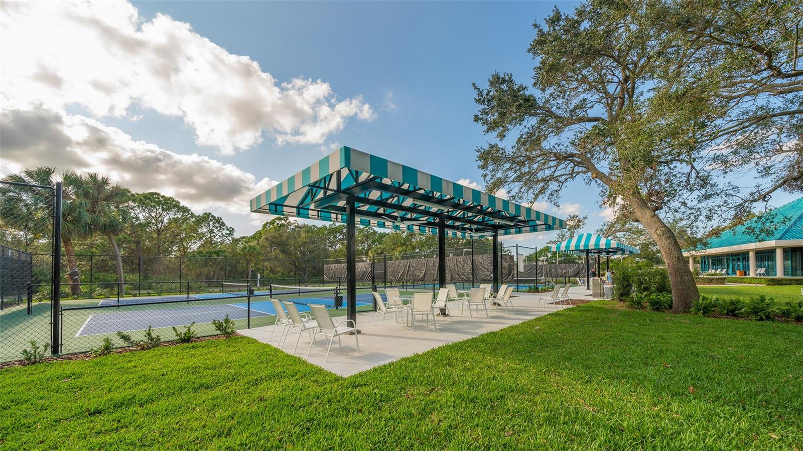 UNIVERSITY PARK COUNTRY CLUB-HENLEY - Residential