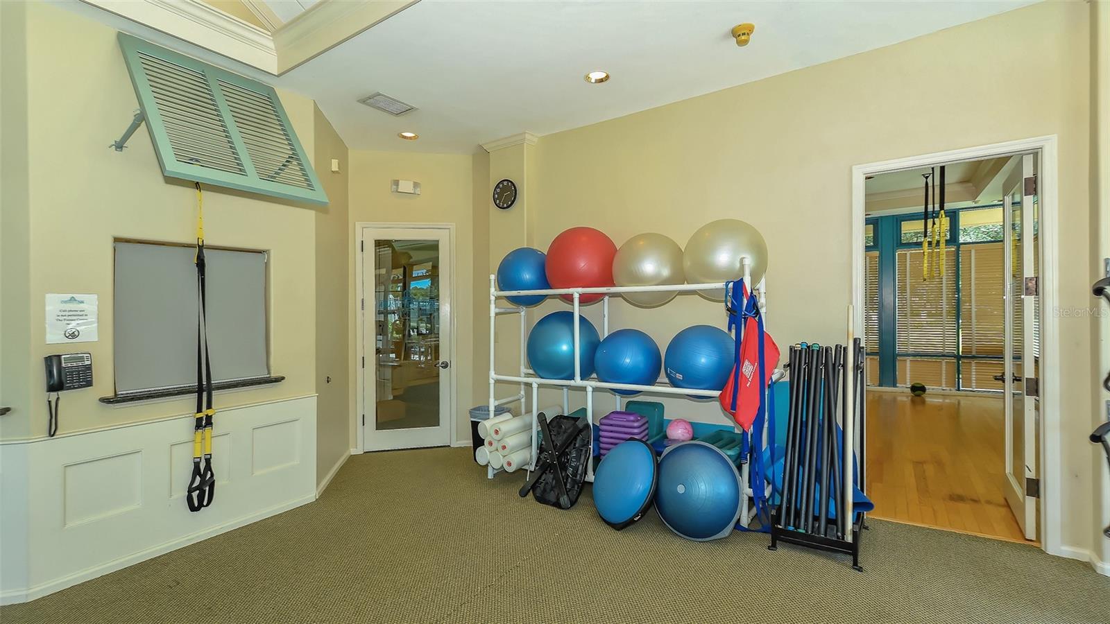 UNIVERSITY PARK COUNTRY CLUB-HENLEY - Residential