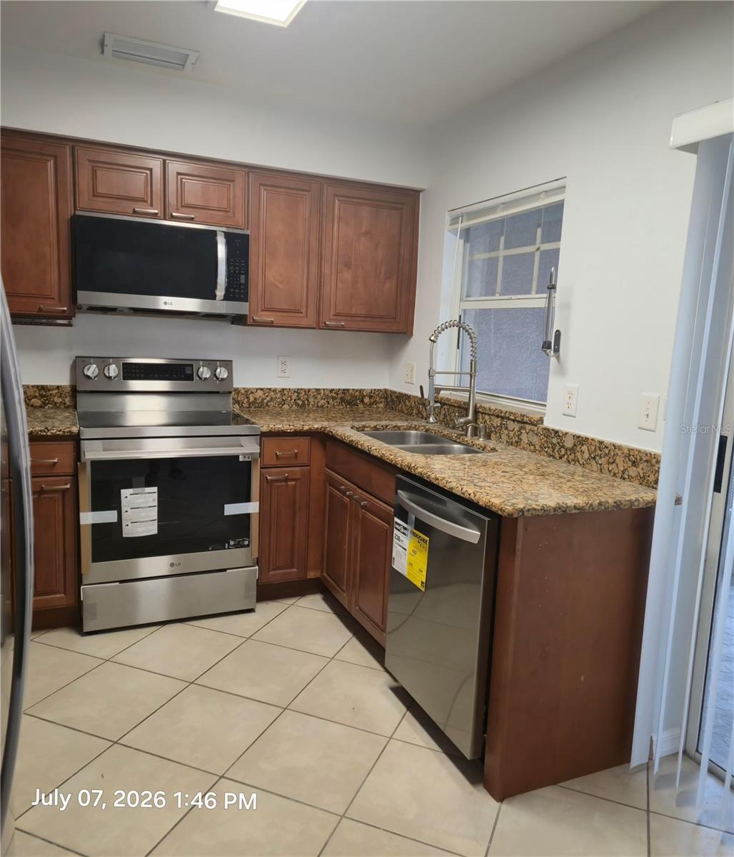 THE TOWNHOMES AT KENSINGTON - Residential