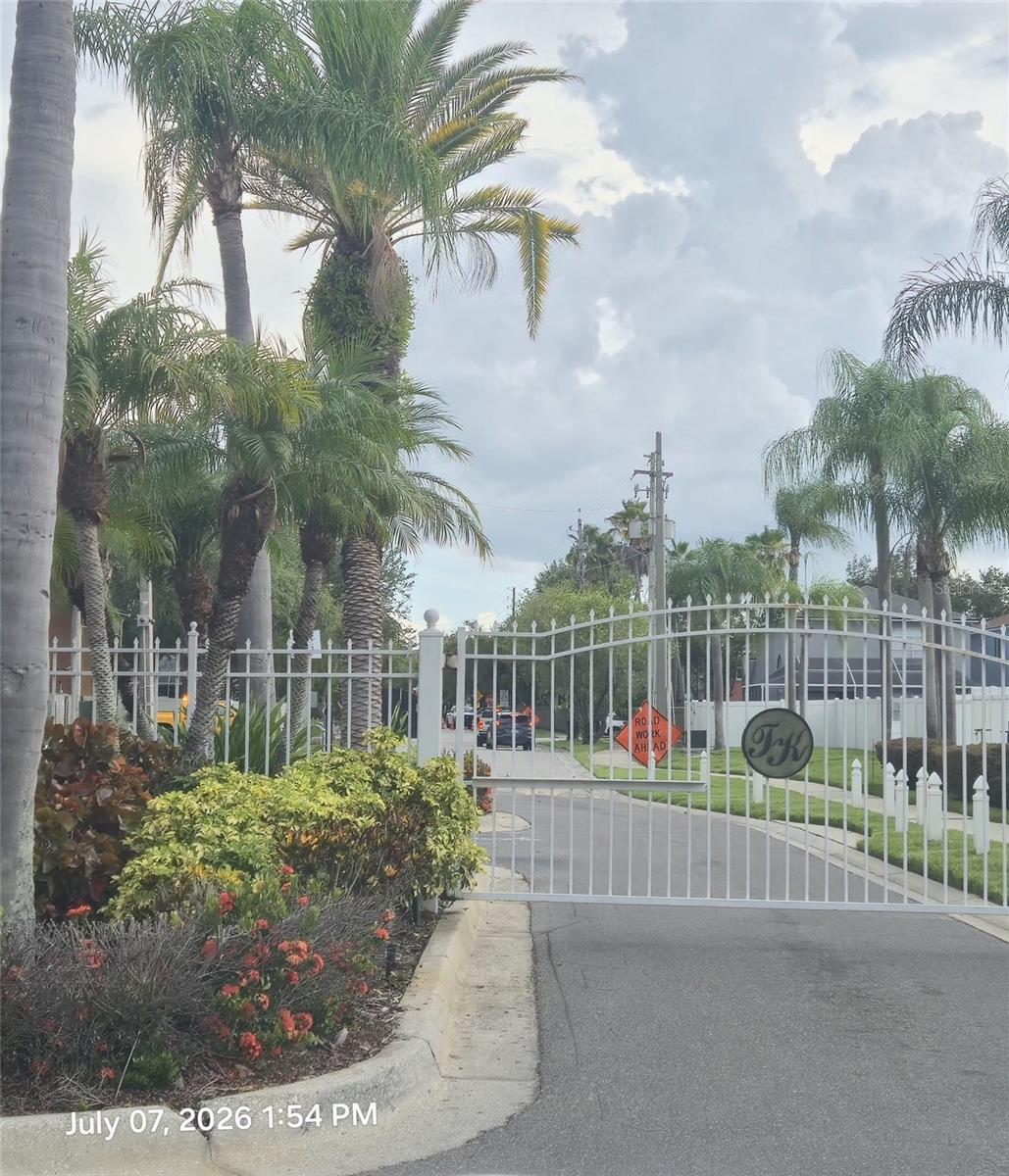 THE TOWNHOMES AT KENSINGTON - Residential