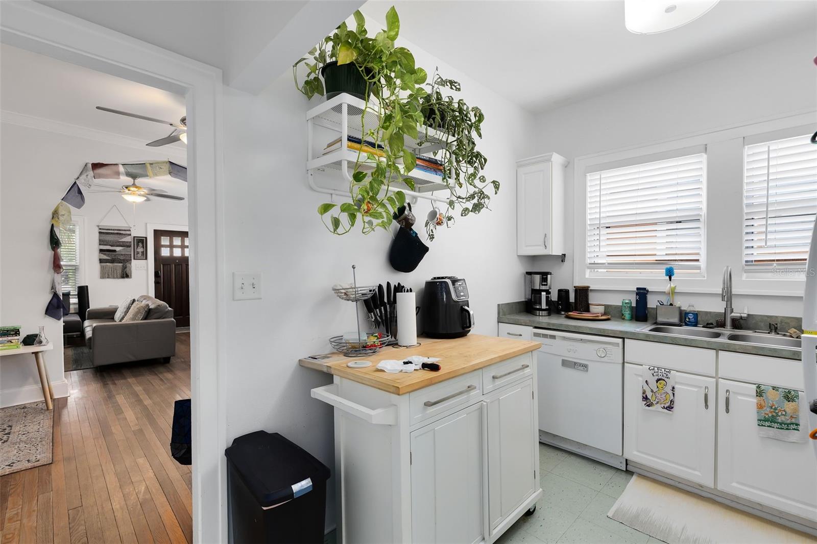 COLONIAL PARK - Residential Income
