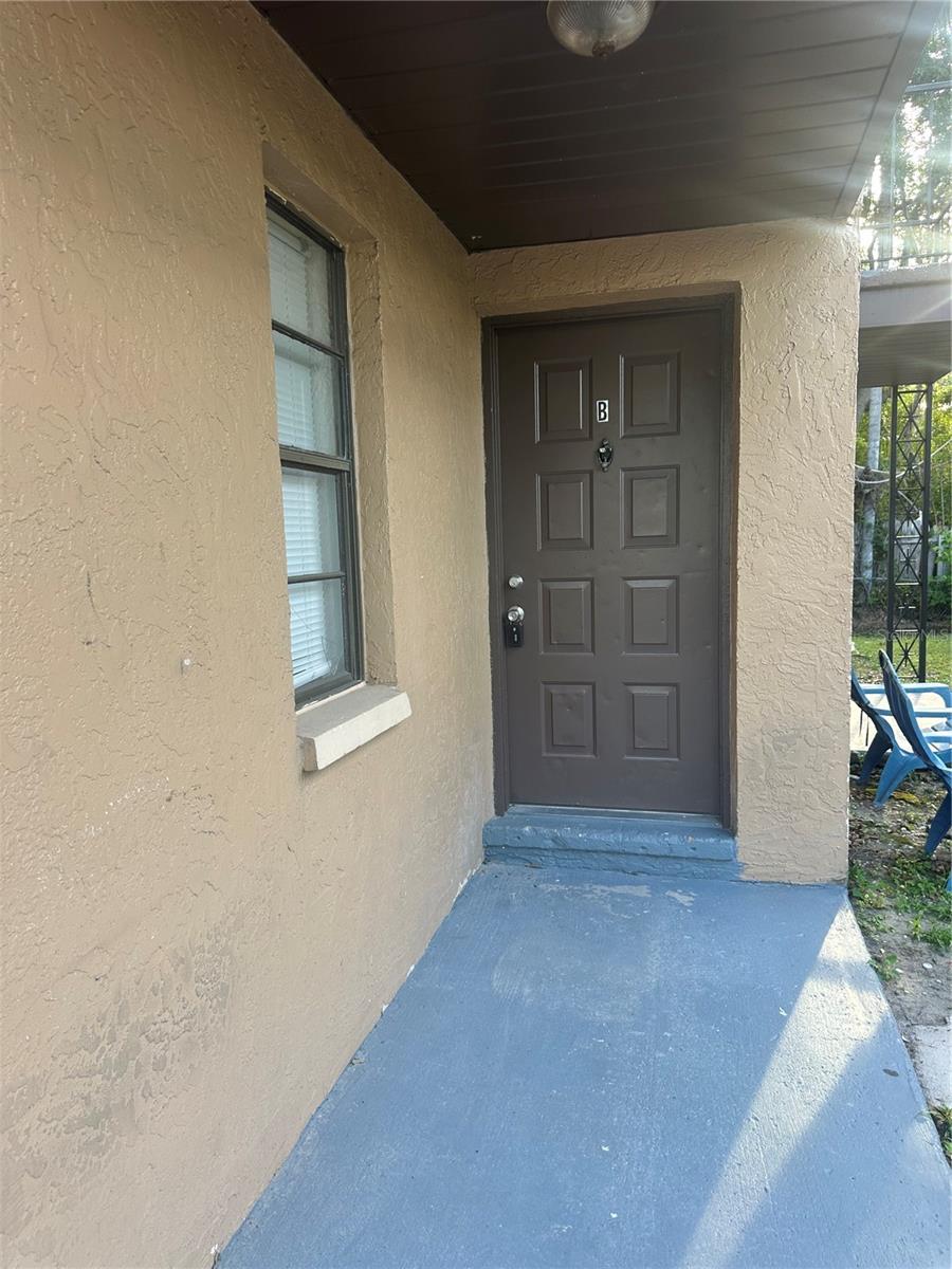 Beautiful and spacious 2-bedroom, 2-bathroom apartment located in a convenient central Tampa neighborhood. This well-maintained unit features an open living and dining area, a functional kitchen, generously sized bedrooms, and plenty of natural light throughout. Enjoy easy access to major highways, shopping centers, restaurants, schools, and Tampa International Airport