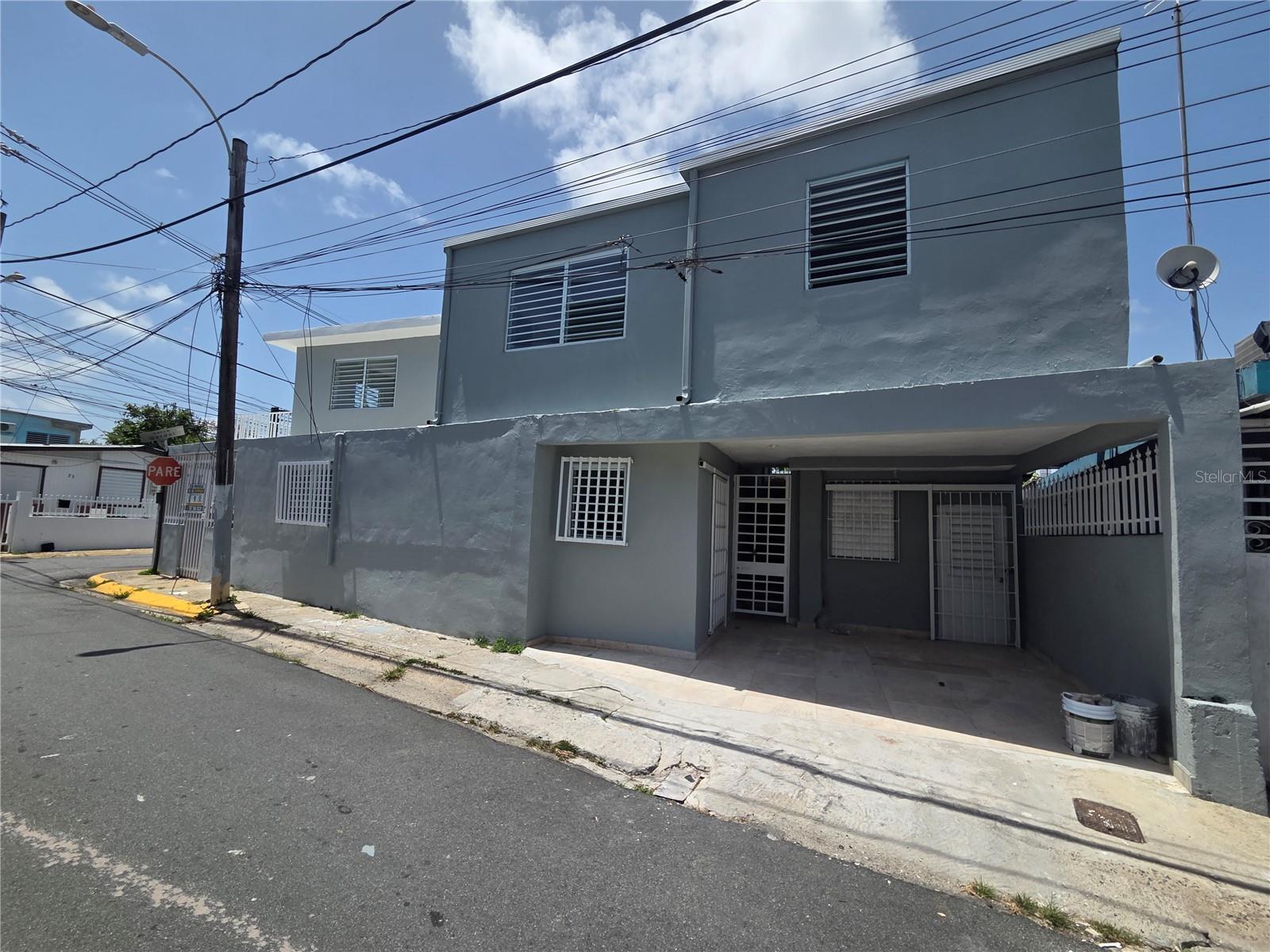 An excellent multifamily investment opportunity ready to generate income!
This multifamily property features 4 independent units, making it ideal for generating rental income or for living in one unit while renting out the others. Unit #1: 2 bedrooms, 1 bathroom, kitchen, living-dining area, and balcony. Unit #2: 3 bedrooms, 1 bathroom, kitchen, living-dining area, and balcony. Unit #3: 1 bedroom, 1 bathroom, and a living-kitchen area. Unit #4: 1 bedroom, 1 bathroom, and a living-kitchen area. All units have independent entrances. The property is located near downtown Hato Rey, hospitals, shopping centers, schools, supermarkets, and essential services. Additionally, it is situated just 15 minutes (approximately) from the airport and beaches, making it an attractive option for rentals. Recent appraisal of $342,000