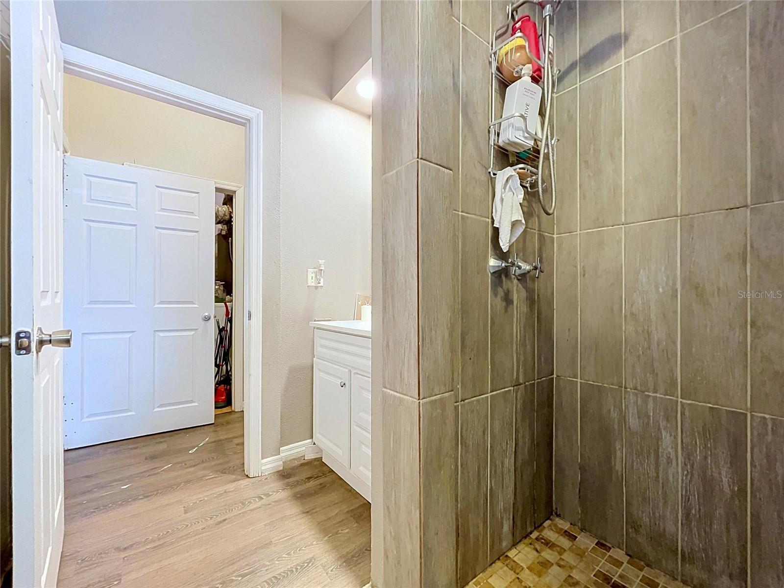 BAYOU HEIGHTS HANLONS - Residential