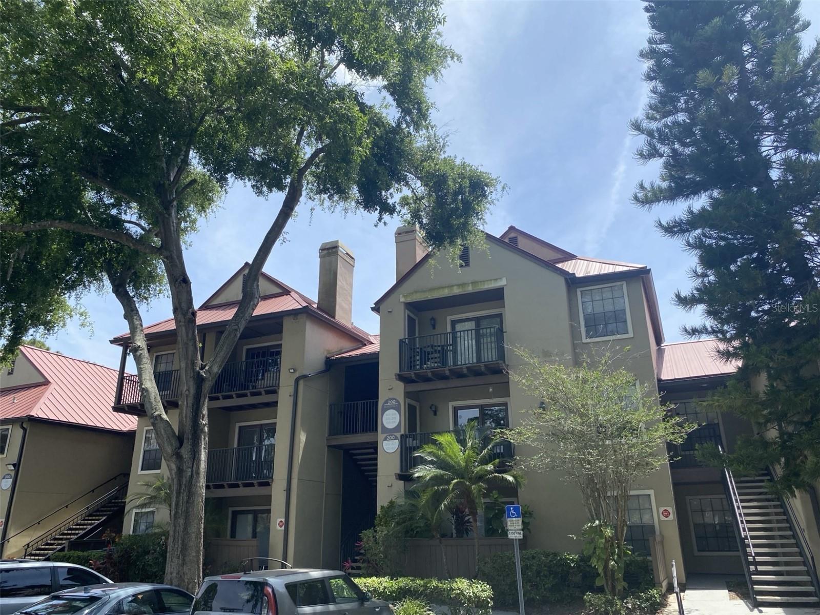 Great investment opportunity in an established neighborhood. Large 1 bedroom floor plane with fireplace.