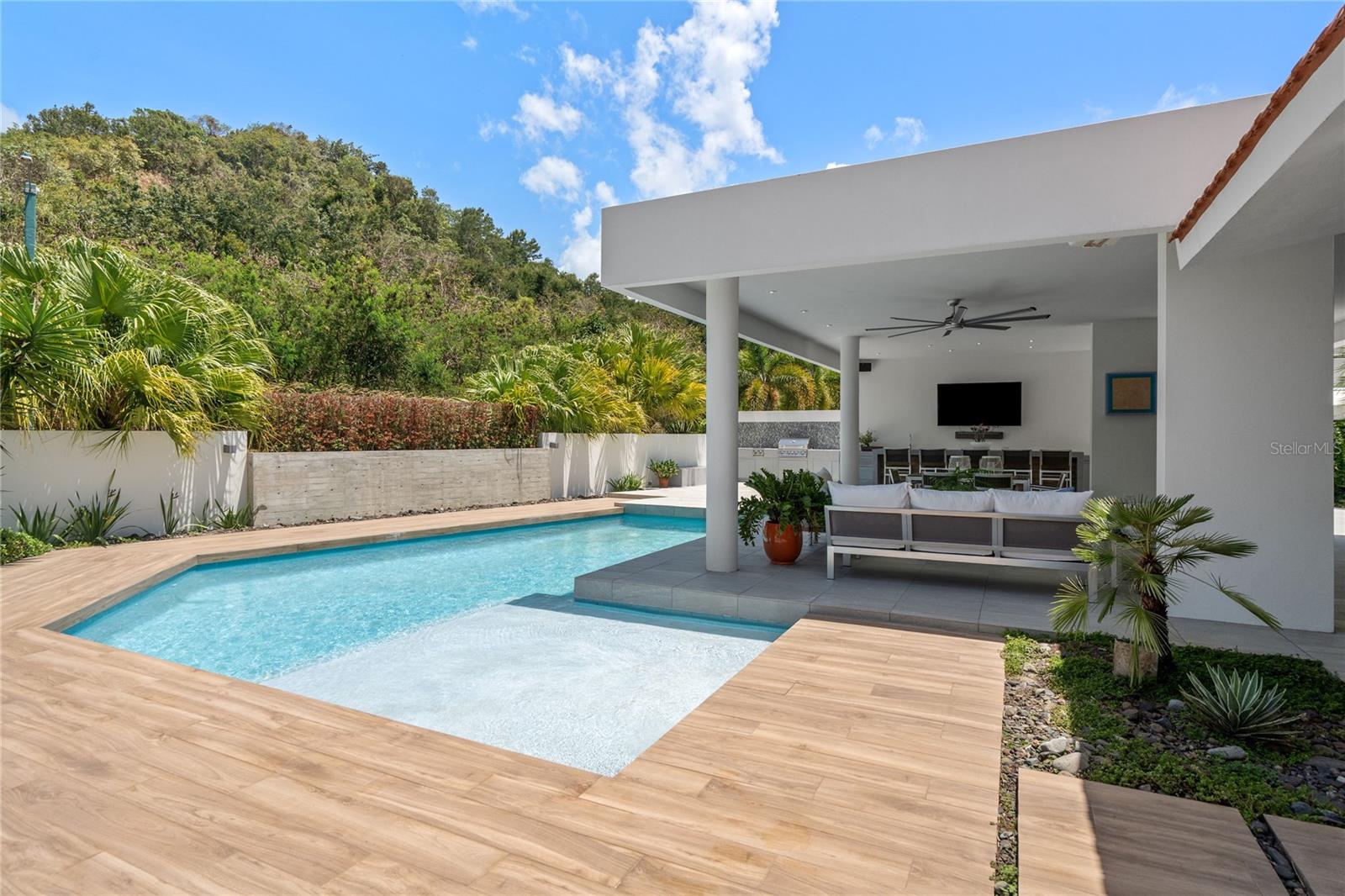 SABANERA DE DORADO - Residential
