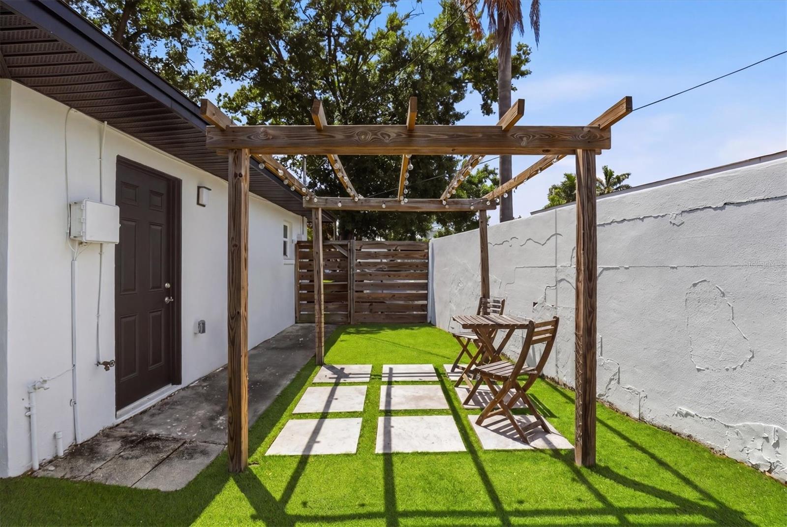 DAVIS ISLANDS - Residential Lease
