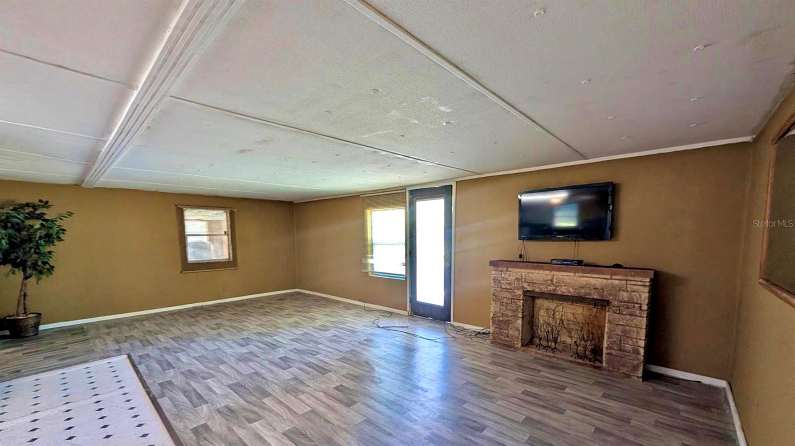 LAKE GEORGE MANOR - Residential