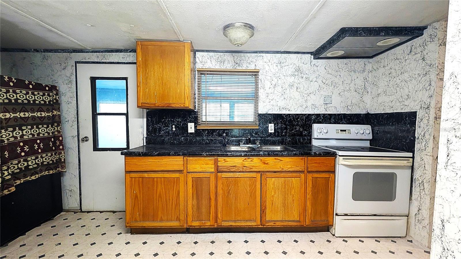 LAKE GEORGE MANOR - Residential