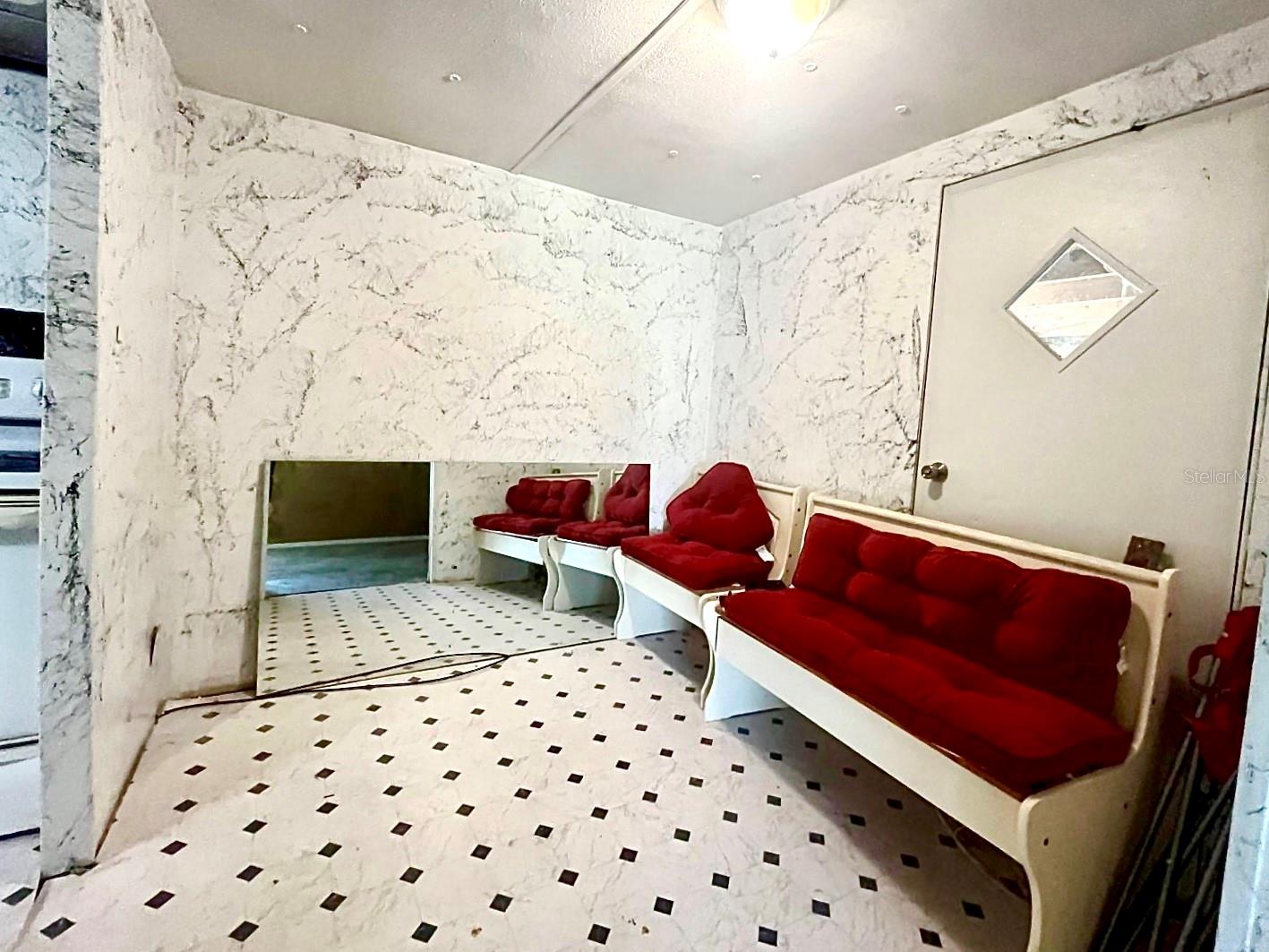 LAKE GEORGE MANOR - Residential