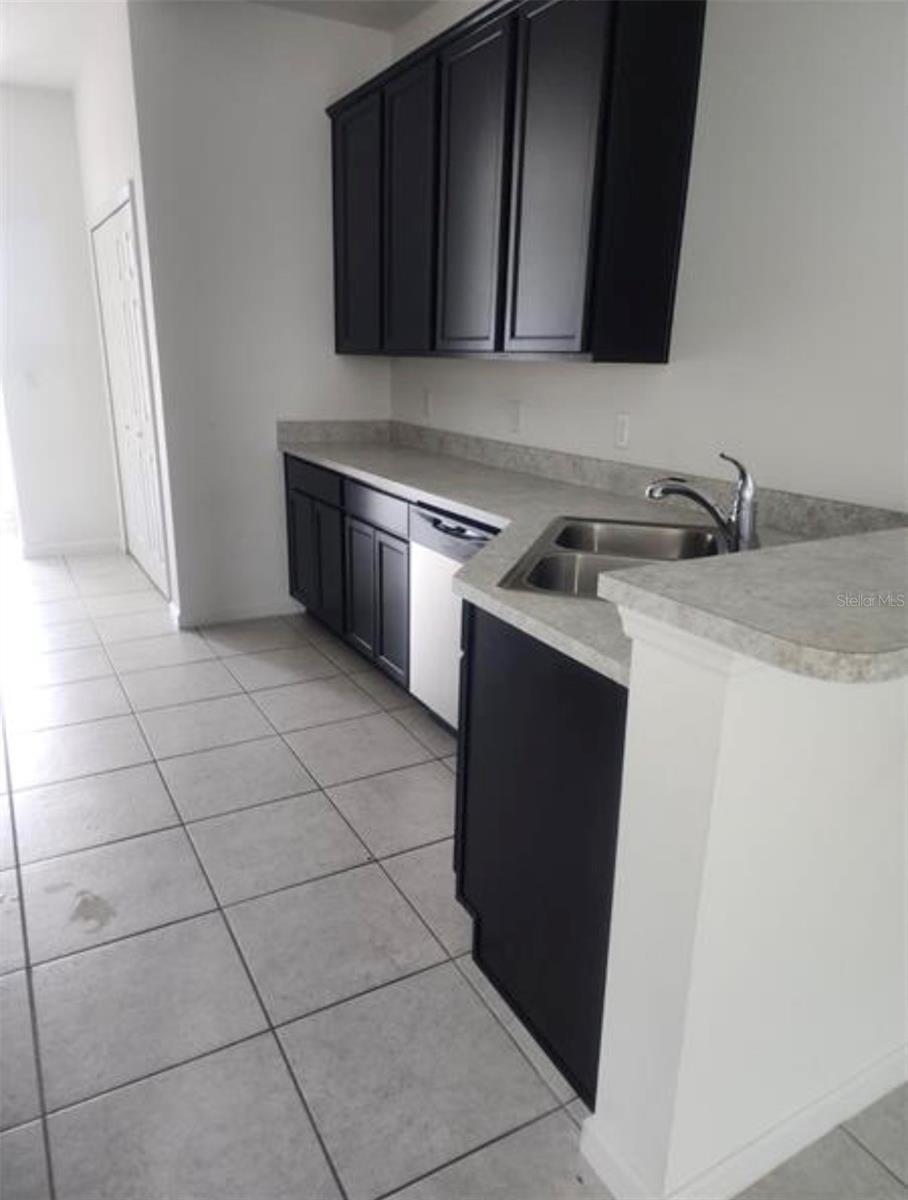 HOLLYGROVE VILLAGE - Residential Lease