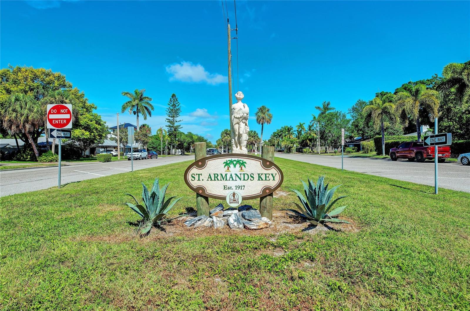 GLEN OAKS CNTRY CLUB ESTATES - Residential