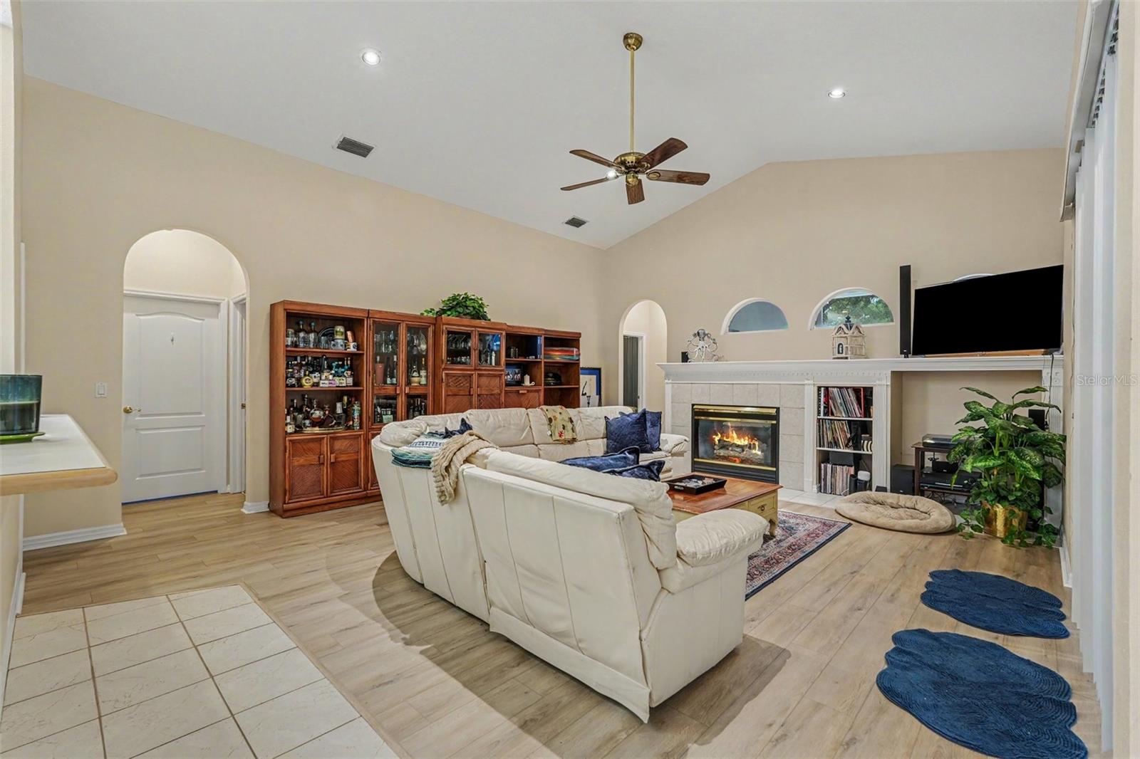 HOLLINGTON OAKS - Residential Lease