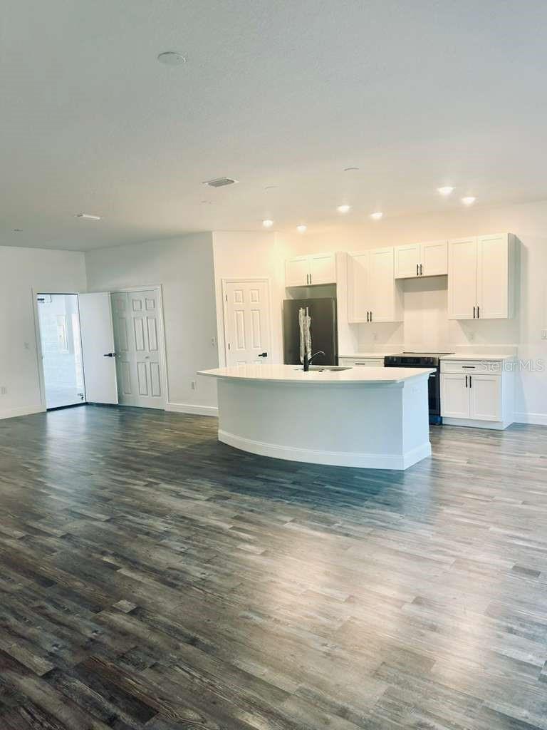 LAKE SIDE TERRACE - Residential