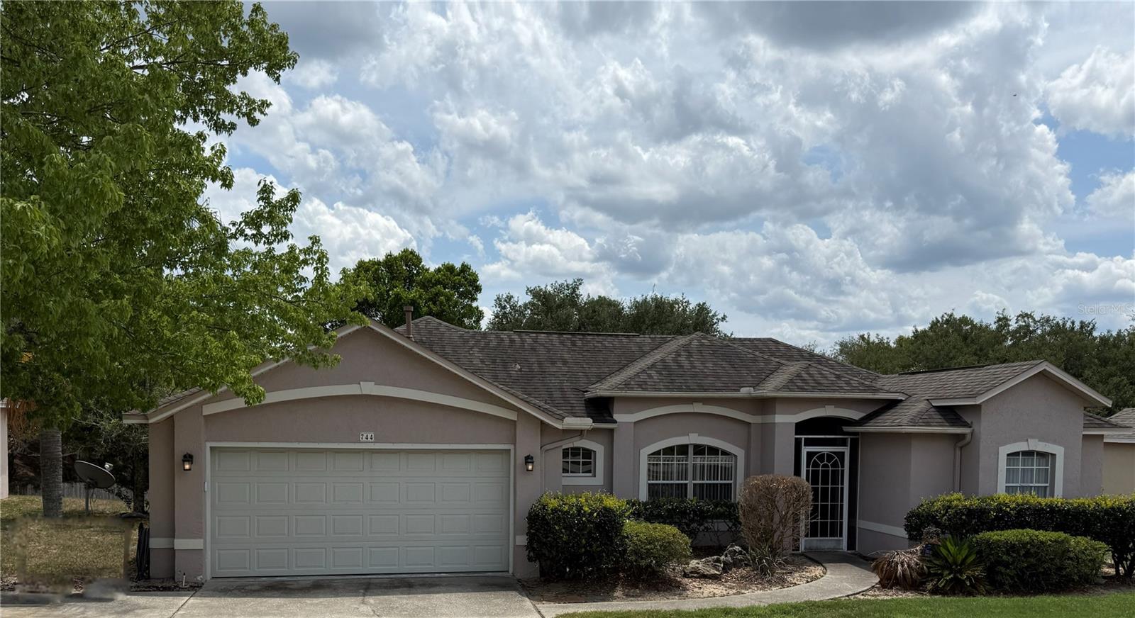 This lovely 3-bedroom, 2-bath home offers a welcoming and spacious living area, high ceilings and very spacious bedrooms, The home is located within a desirable community adjacent to Minneola Lake, with private beach, It is also near the highly rated Minneola school district, a Publix shopping center, excellent dining options, and a short drive to the Clermont Mall, which features Epic Theaters. With convenient access to the Florida Turnpike, Walt Disney World is just 20 miles away. a prime location.