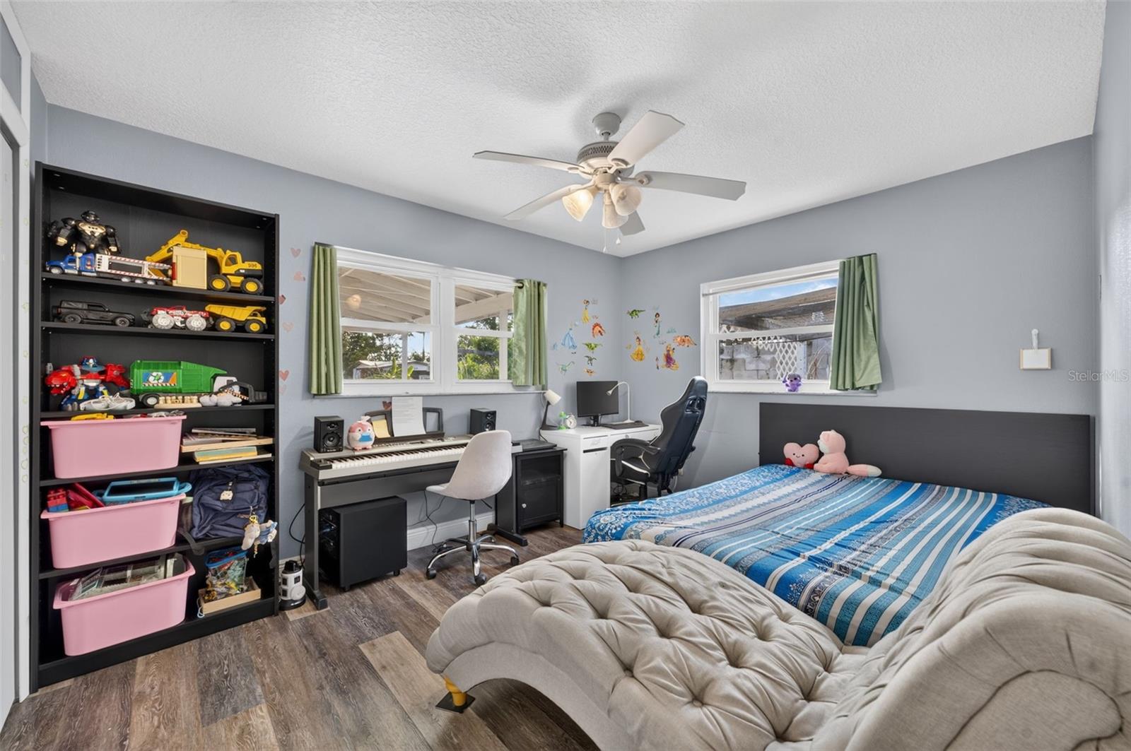SKY LAKE OAK RIDGE SEC - Residential