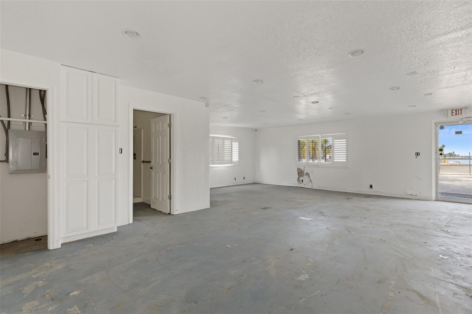 TIDEWATER COMM CENTER - Commercial Sale