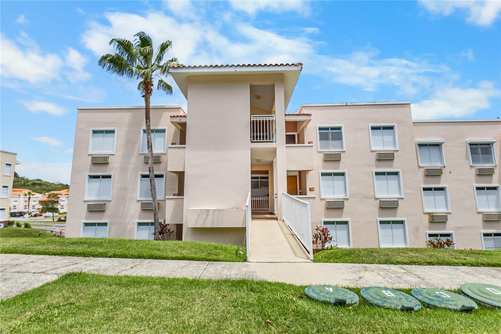 HARBOUR LAKES - Residential