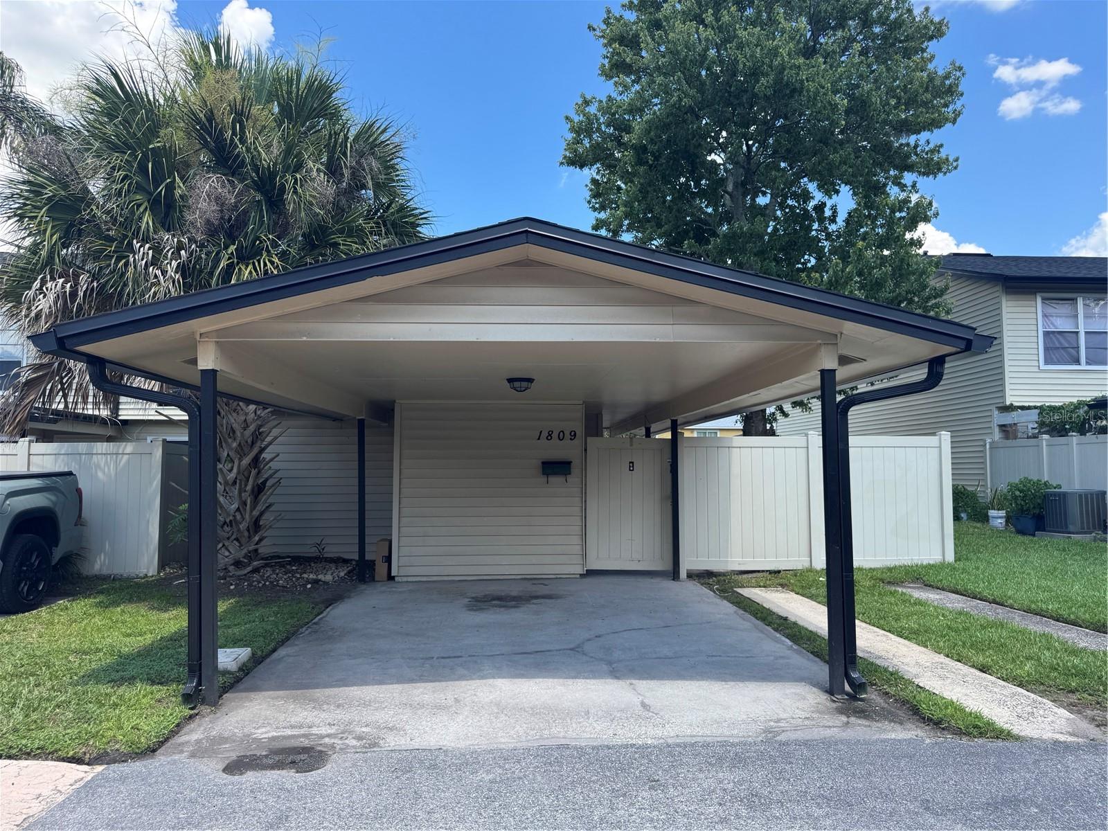 Spacious Orlando Townhouse with updated kitchen new carpet and fresh paint. End unit provides additional privacy. Community amenities include club house with pool and tennis courts. Conveniently located minutes from Orlando International Airport, 417 and 408.