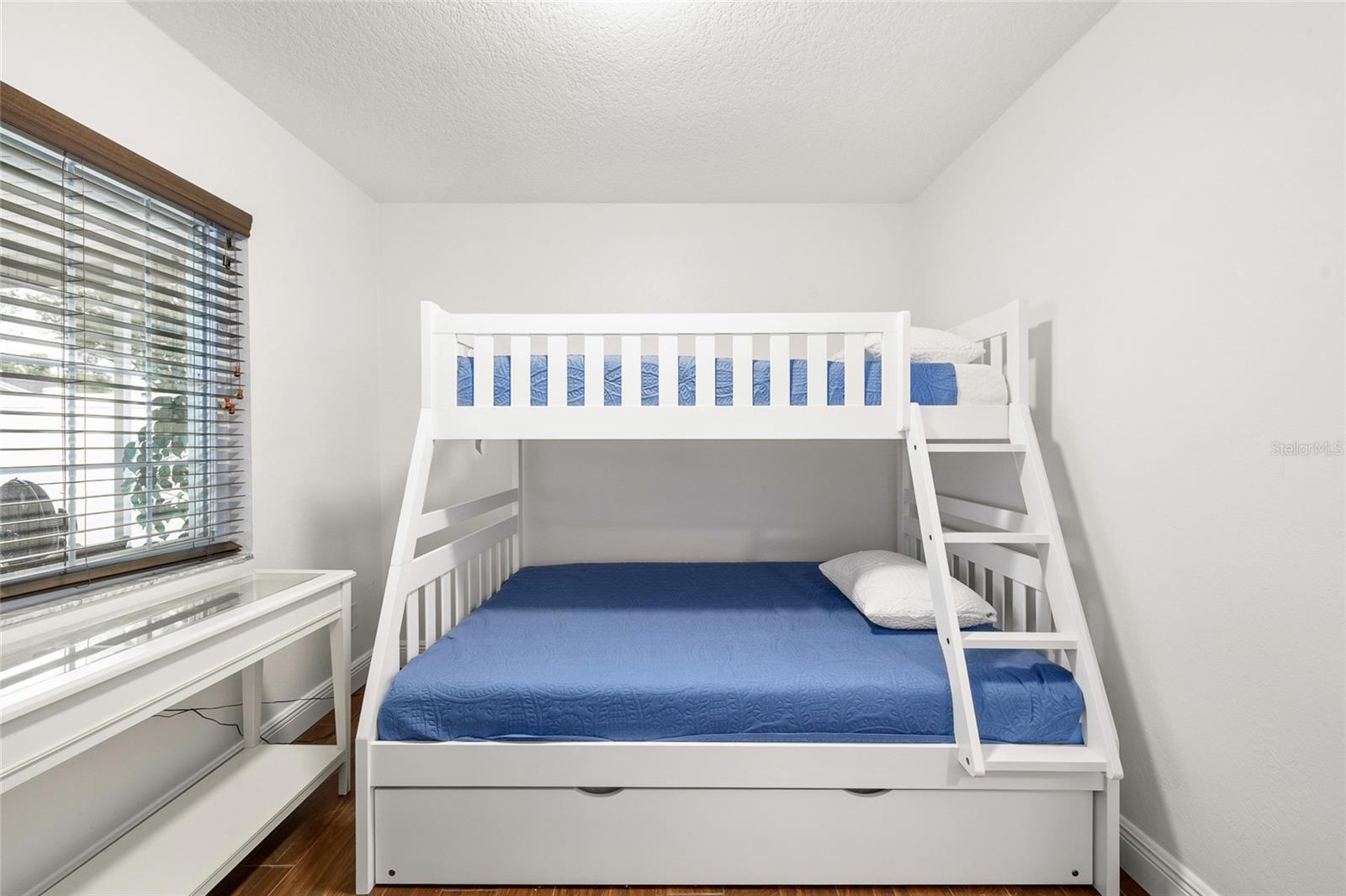 BONNIE BAY UNIT THREE PH ONE - Residential