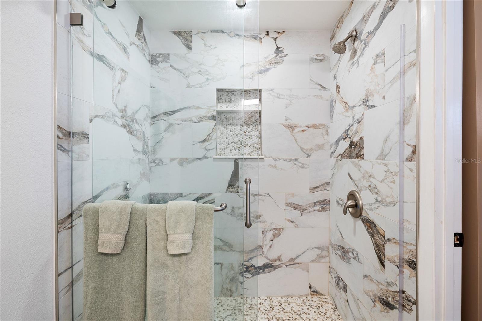 BONNIE BAY UNIT THREE PH ONE - Residential