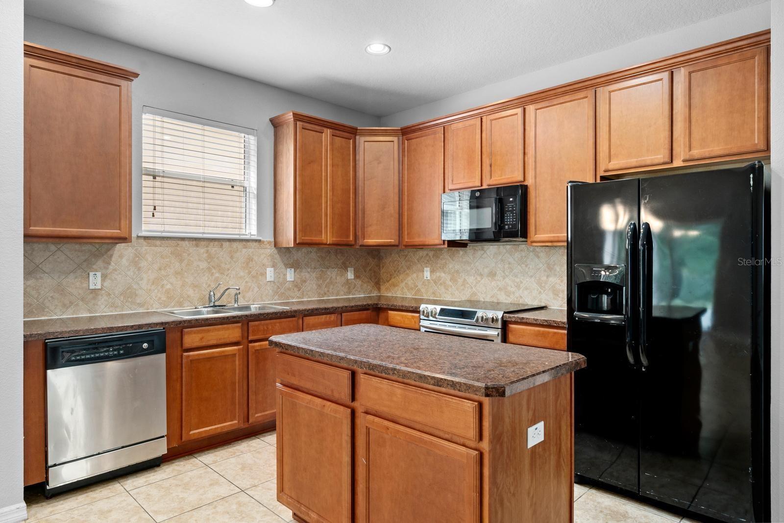 COLONY LAKES - Residential
