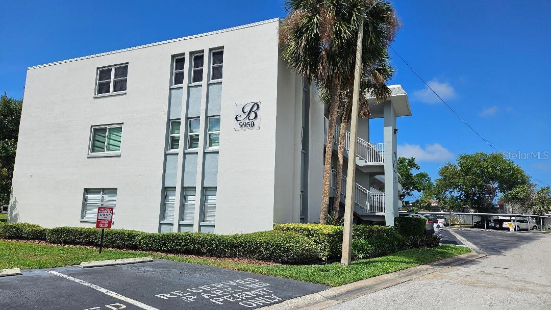 ABSOLUTLEY BEAUTIFUL BAY PINES 1 BED 1 BATH CONDO. UPDATED WITH NEW LAMINATE FLOORING, GRANITE COUNTERTOPS, FUFURNISHED, THE BUILDING HAS BEEN NEWLY PAINTED, WALKWAYS, AND RAILINGS. THE HOA INCLUDES EVERYTHING EXCEPT THE ELECTRIC. 600.00S A MONTH. THE LOCATION IS AMAZING, LESS THAN 2 MILES TO THE SANDY GULF BEACHES.ALSO DIRECTLEY ACROSS FROM THE VA HOSPITAL. SO MANY RESTARAUNTS, HAIR SALON, NAILS, TEXAS ROADHOUSE AND STARBUCK, WALMART.  DUNKIN DONUTS.
CALL TODAY FOR YOUR PRIVATE SHOWING. There is a gate directly in front of the parking space with a key that you can walk to all the shopping, restaurants and all that is mentioned.