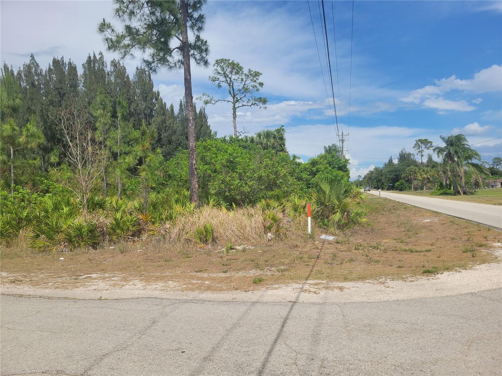 Prime 0.25-acre residential corner lot located at E 10th St & Jefferson Blvd in Lehigh Acres. Ideal site for a future single-family home in a growing area with new construction nearby. Easy access to local amenities and main roads. Great opportunity for builders or investors.