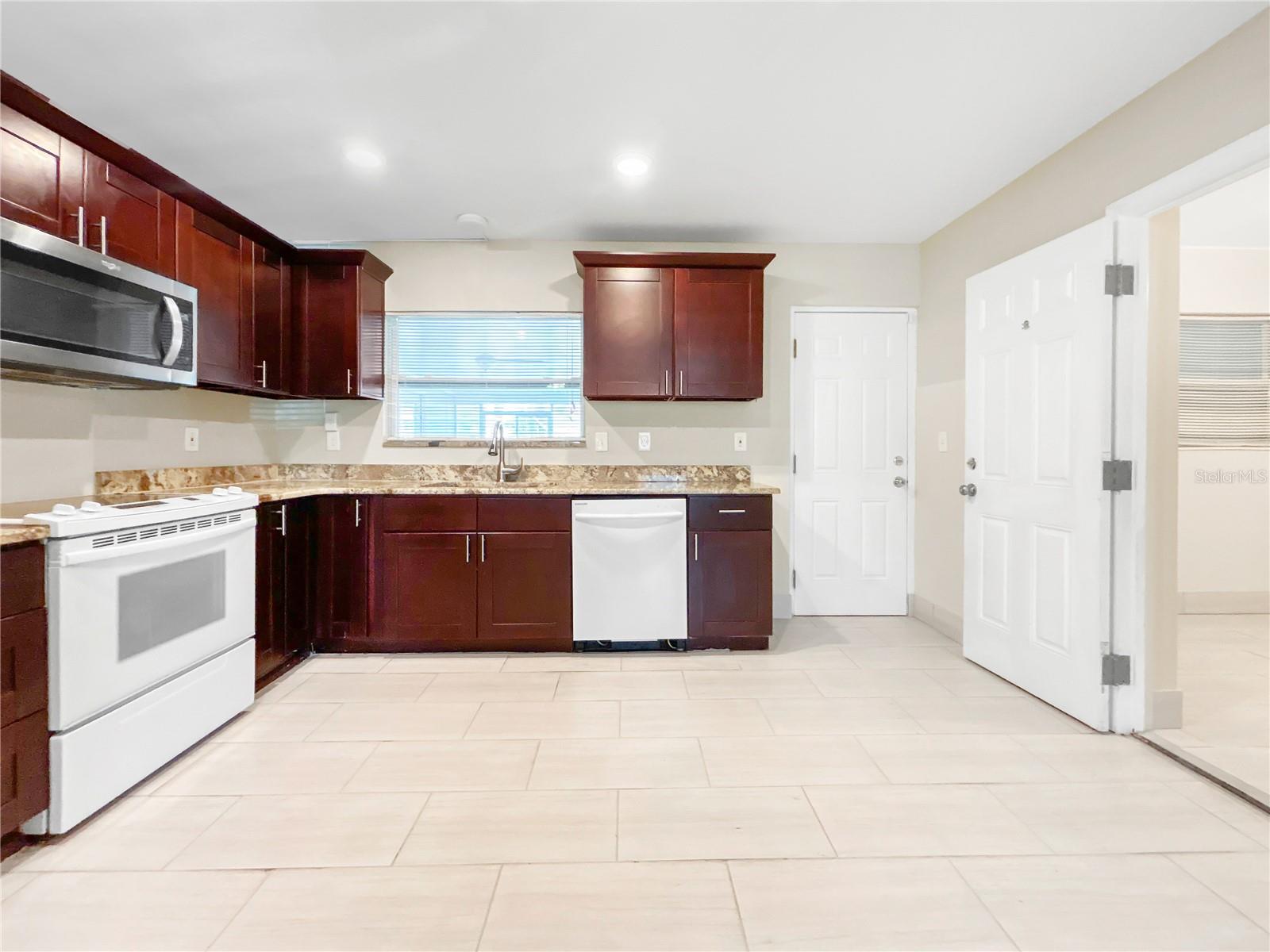 CAREYS PIRATES POINT - Residential