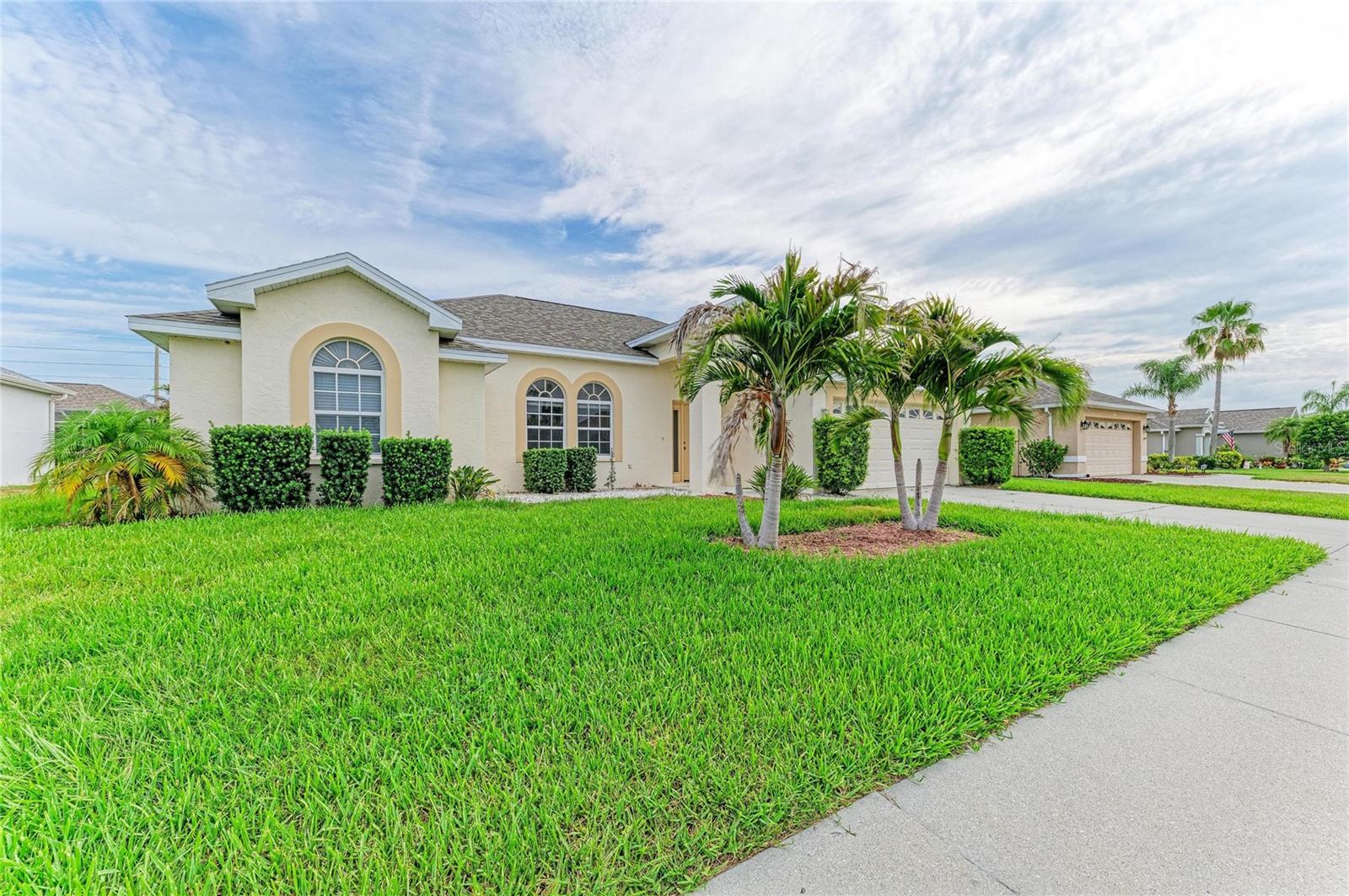 Beautiful three bedroom 2 bathroom and 2 car garage home in Wallingford subdivision.