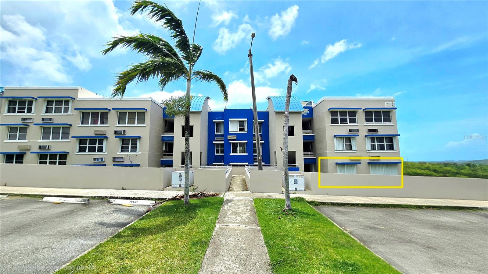 Excellent apartment located in one of the most convenient areas of Fajardo, with direct access to Highway 3, next to Shopping Plaza Fajardo, and just minutes from the main tourist attractions of eastern Puerto Rico.

The property is approximately 10 minutes from Las Croabas, Seven Seas Beach, Las Cabezas de San Juan Lighthouse, marinas, restaurants, recreational centers, and departure points for excursions to nearby islands.

This apartment represents an excellent opportunity for a primary residence, second home, or investment, in one of the fastest-growing and most attractive coastal municipalities in Puerto Rico.

Features:

* Second floor
* 3 bedrooms
* 2 bathrooms
* Living room
* Dining room
* Kitchen
* Balcony
* 2 back-to-back parking spaces
* Approximately 1,222 square feet of construction

Important: This property does not qualify for FHA or VA (Veterans) financing.

Excellent location, functional layout, and competitive price in the current market.