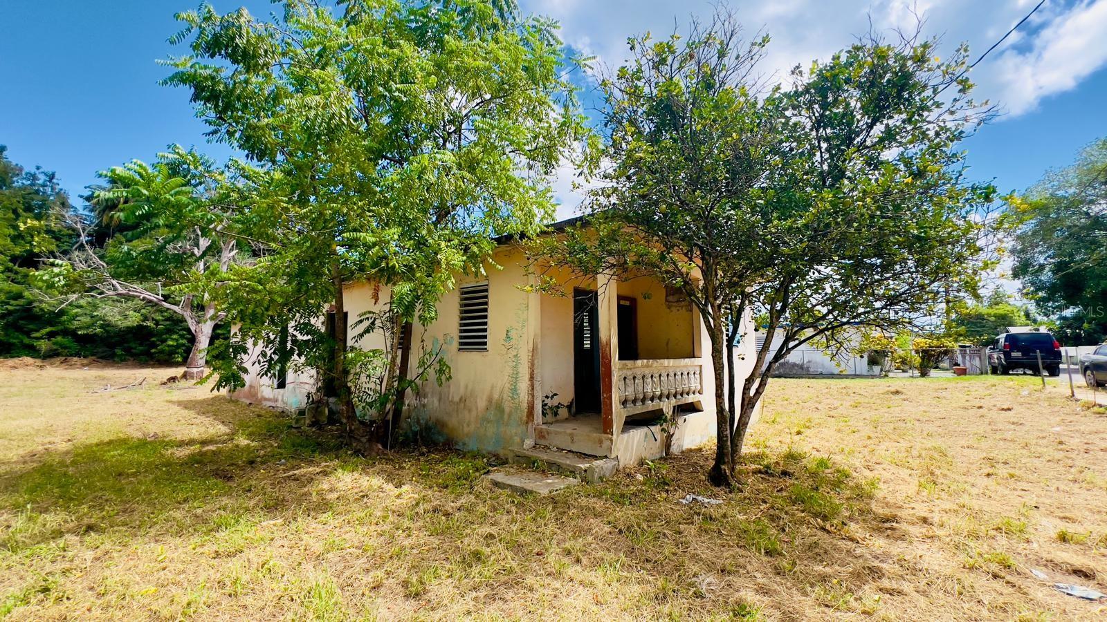 Investment opportunity steps to Stella and Córcega beach. Sale of a flat plot with 2,032.19 m2 with a lot of potential in upcoming neighborhood. The site has a cement structure that can be restored or demolished. Ideal for housing or to generate rental income with more casitas or bungalows.